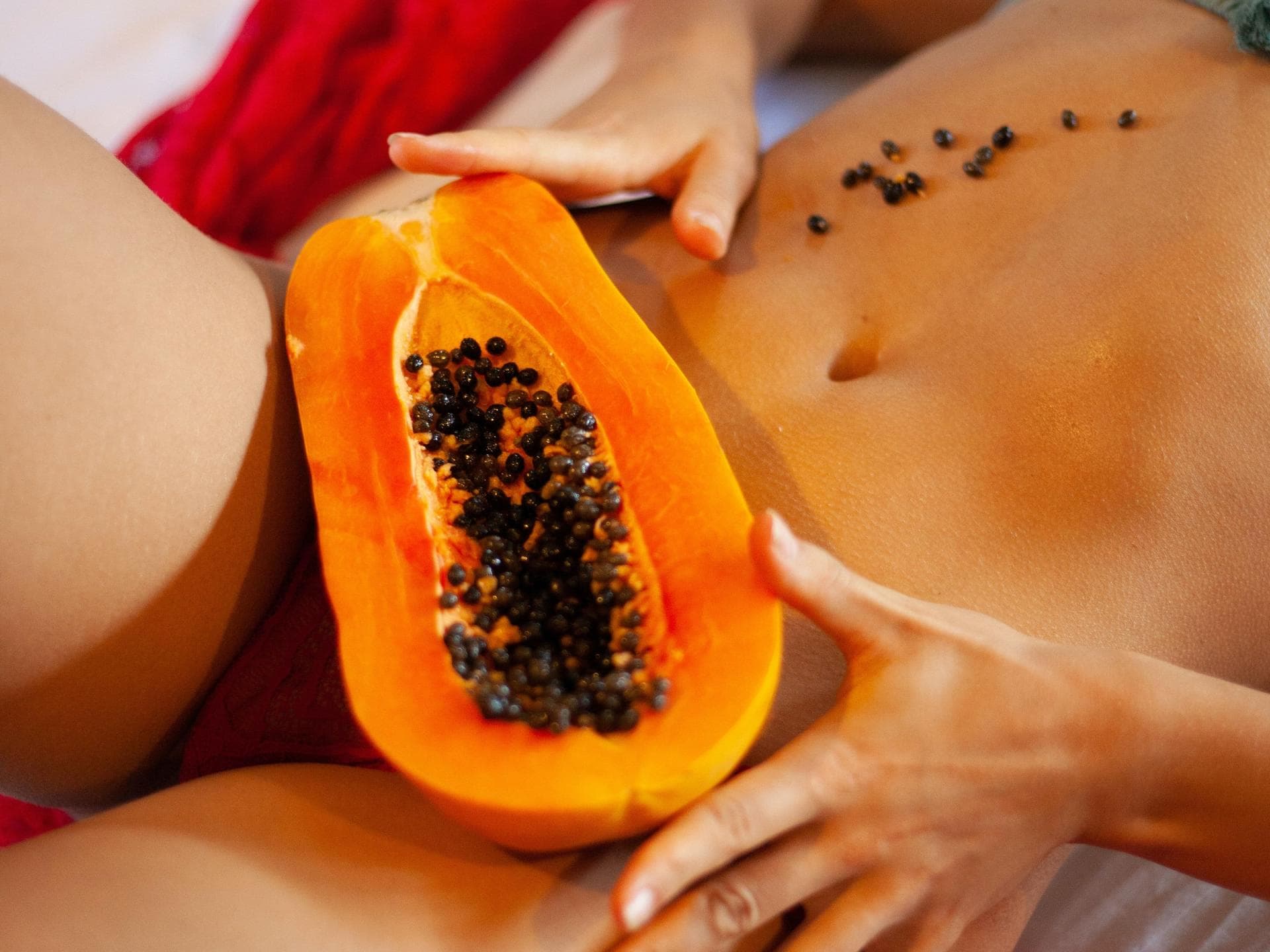 DAS passiert mit deiner Haut, wenn du jeden Tag Sex hast! Frau mit Papaya zwischen den Beinen
