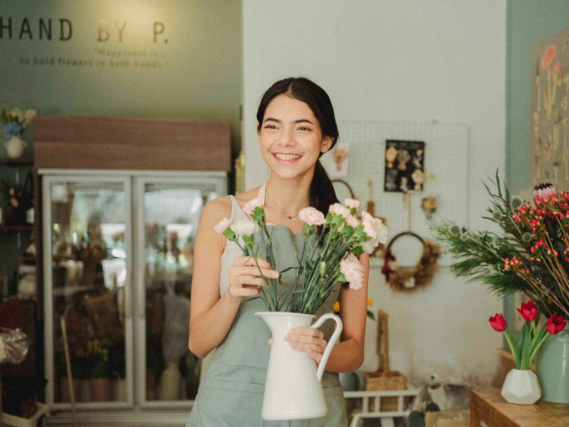 Junge Frau mit Blumen