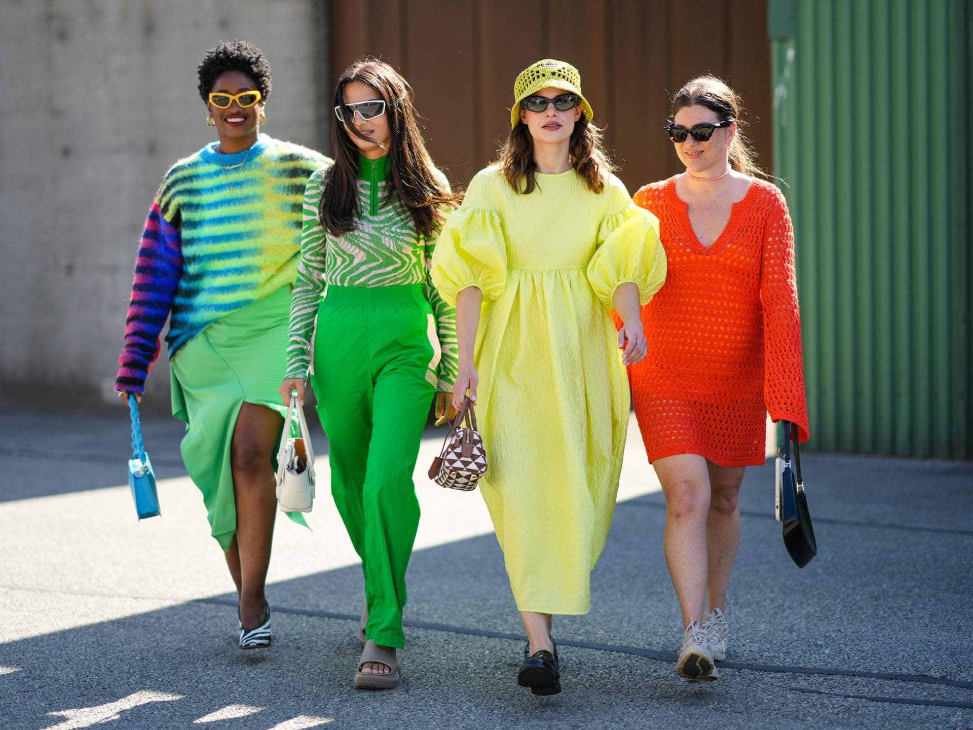 Vier Frauen in bunten Outfits