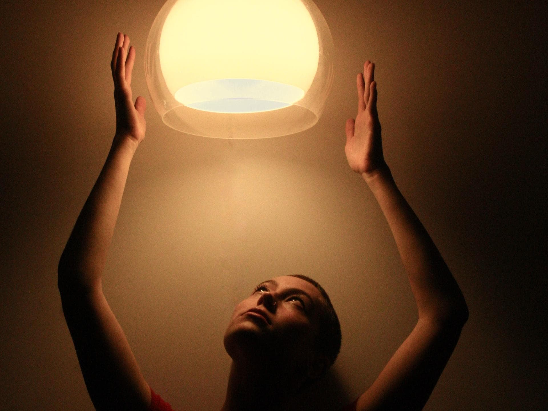Frau mit Lampe