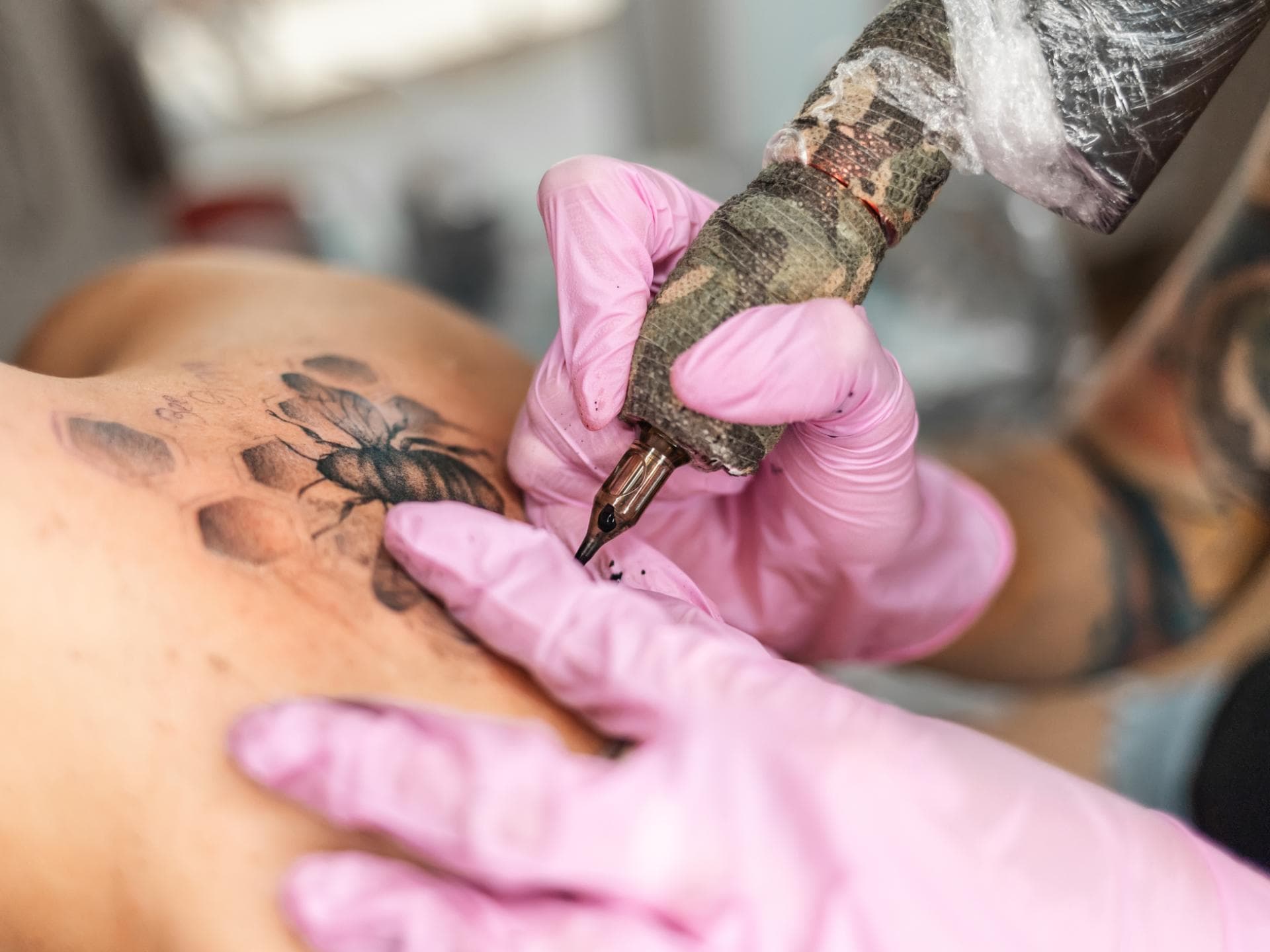 Tattoo wird gestochen