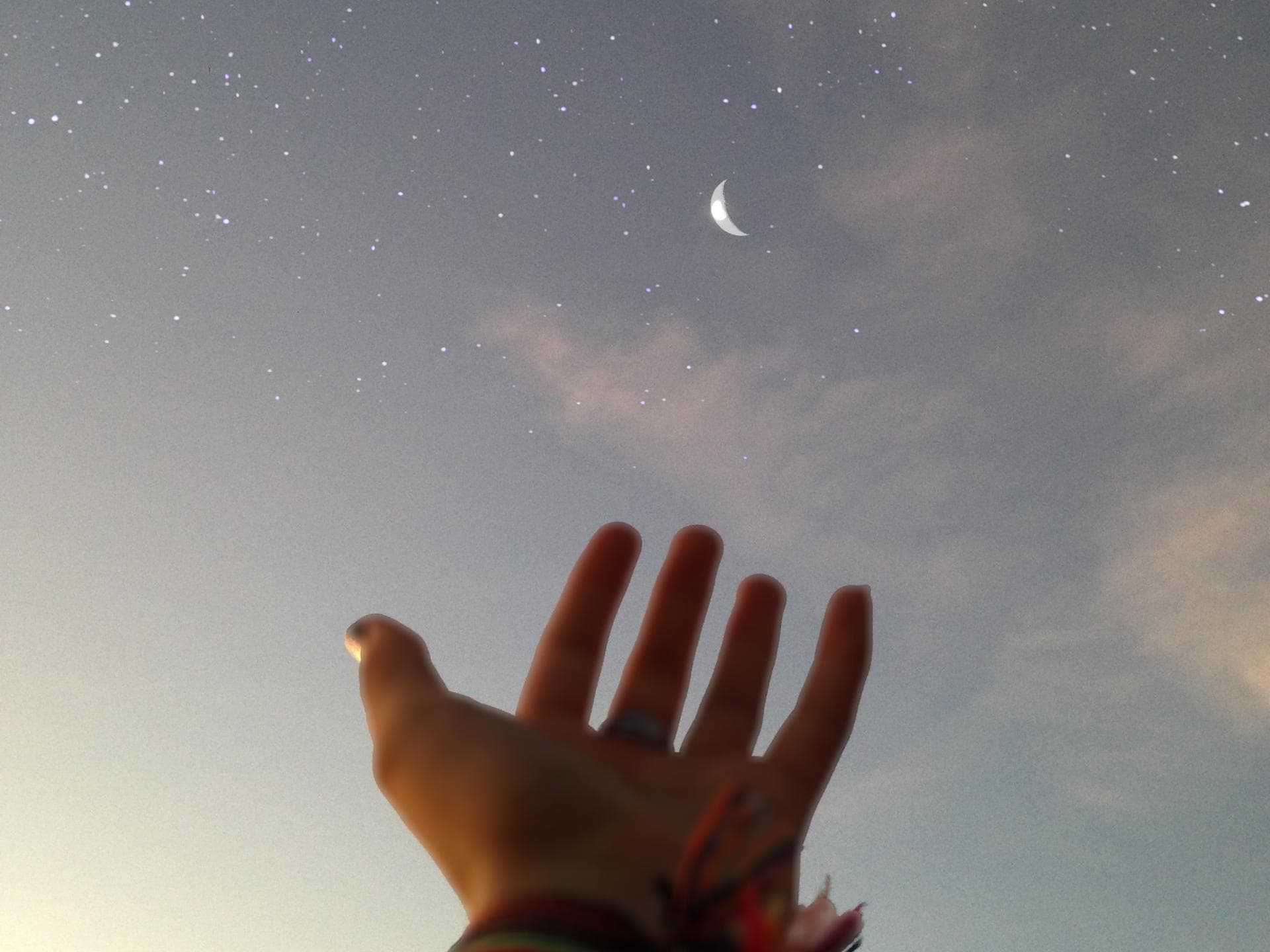 Hand greift nach Sternen