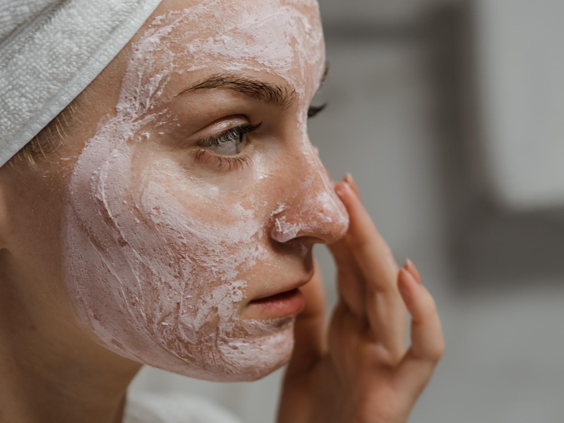 Frau mit Peeling im Gesicht