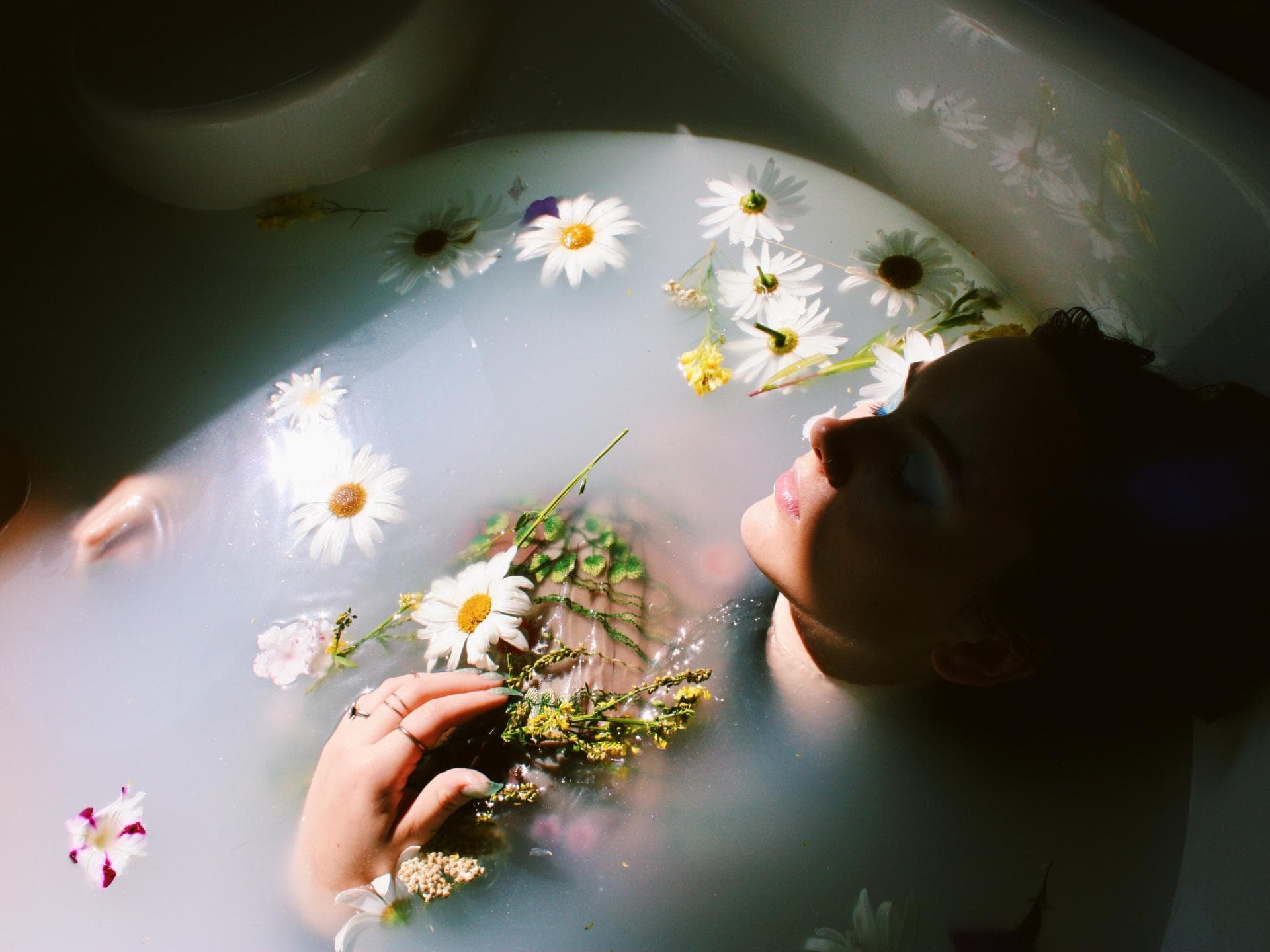 Frau in Badewanne