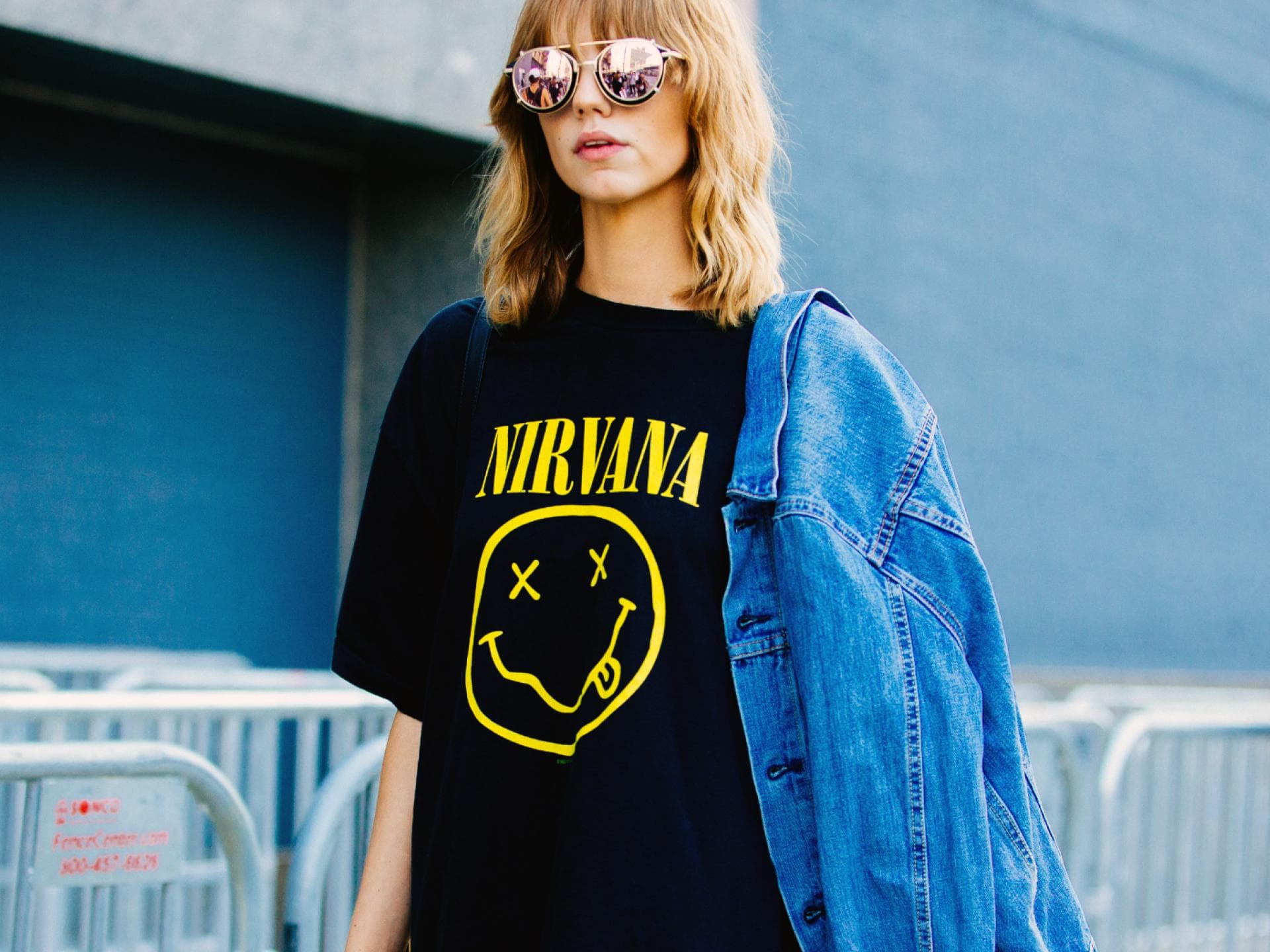 Frau mit Nirvana Band-Shirt