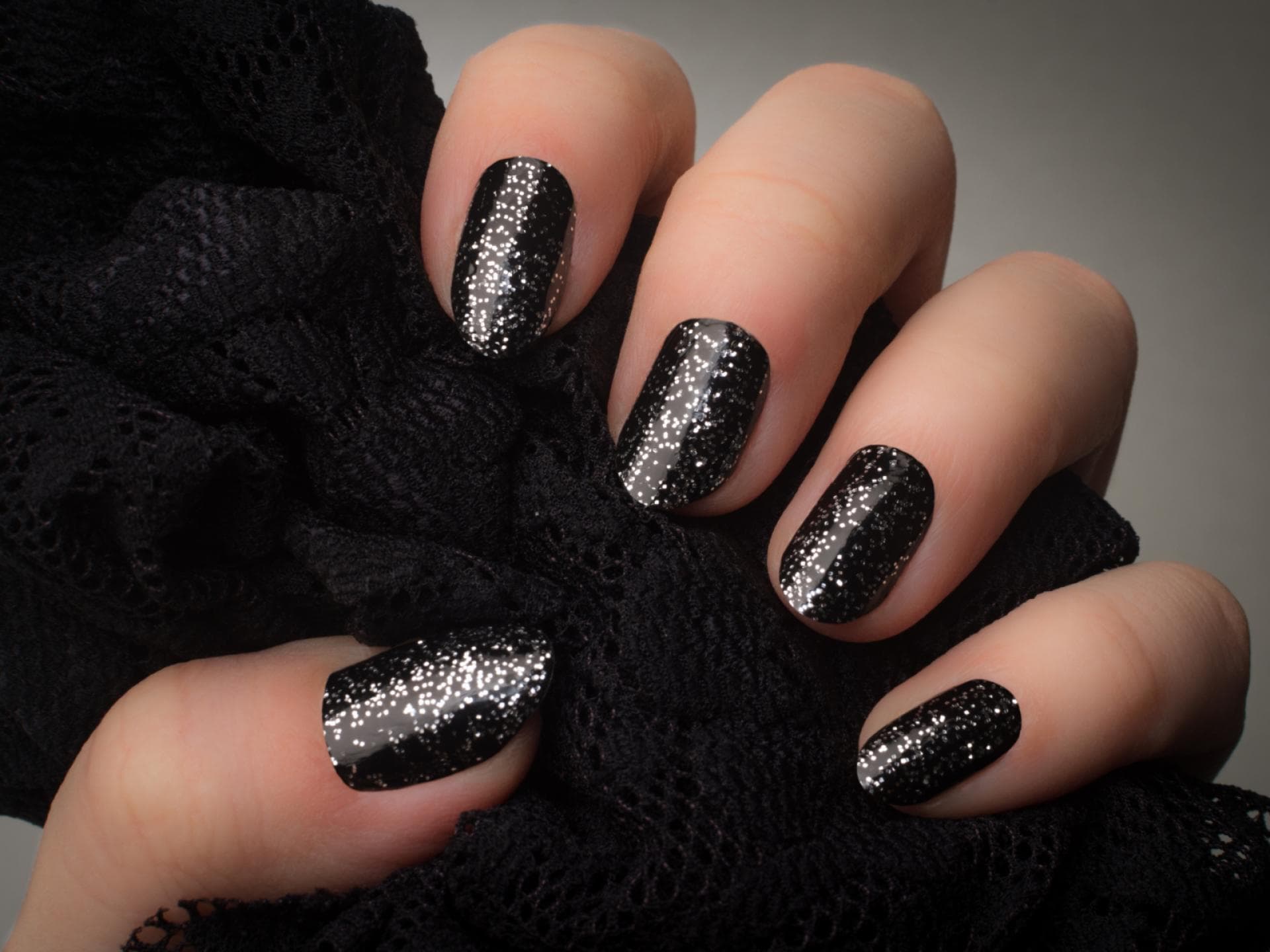 Nagellack-Trend Blackout Nails