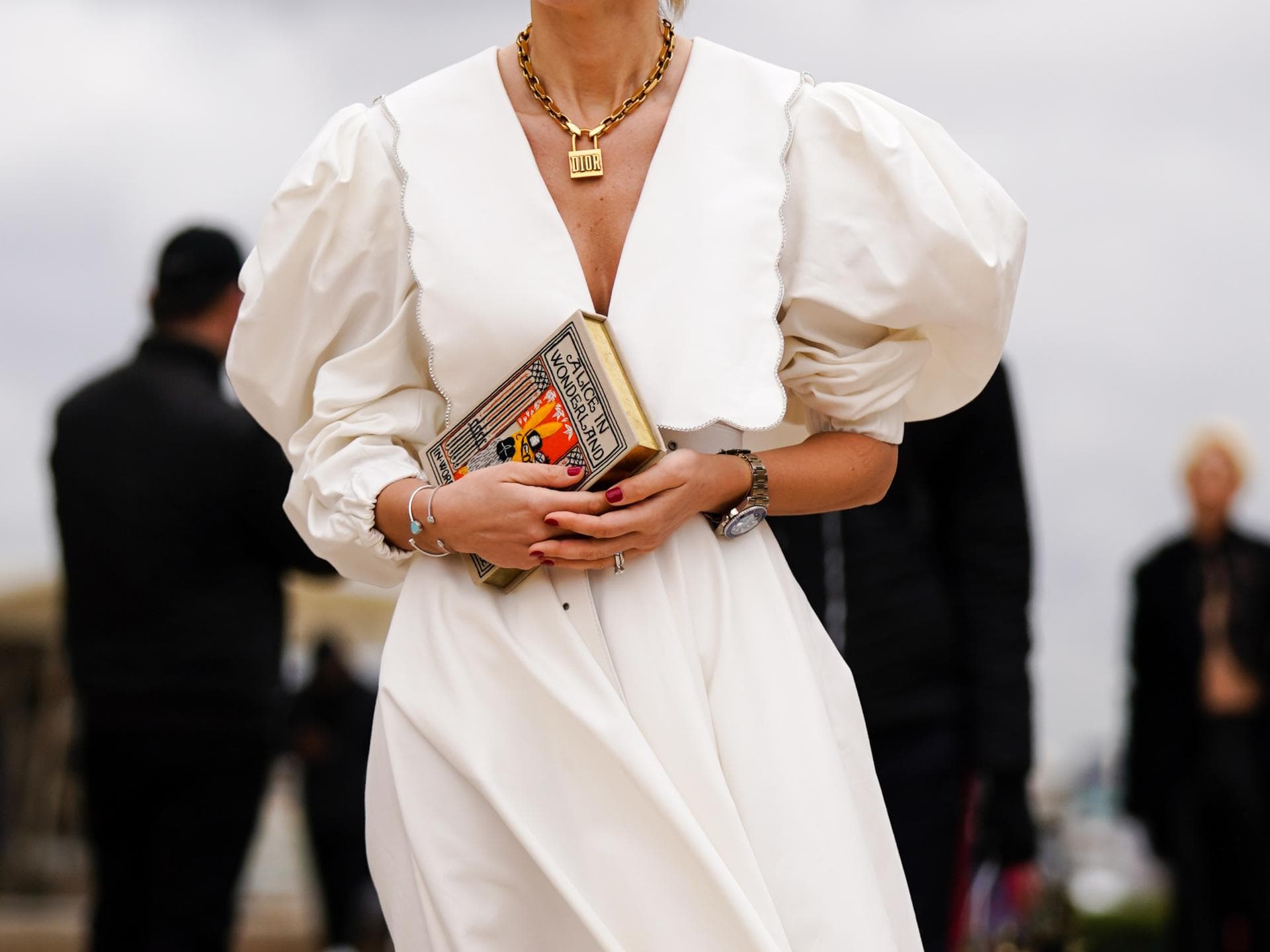 Frau mit weißem Kleid und Buch