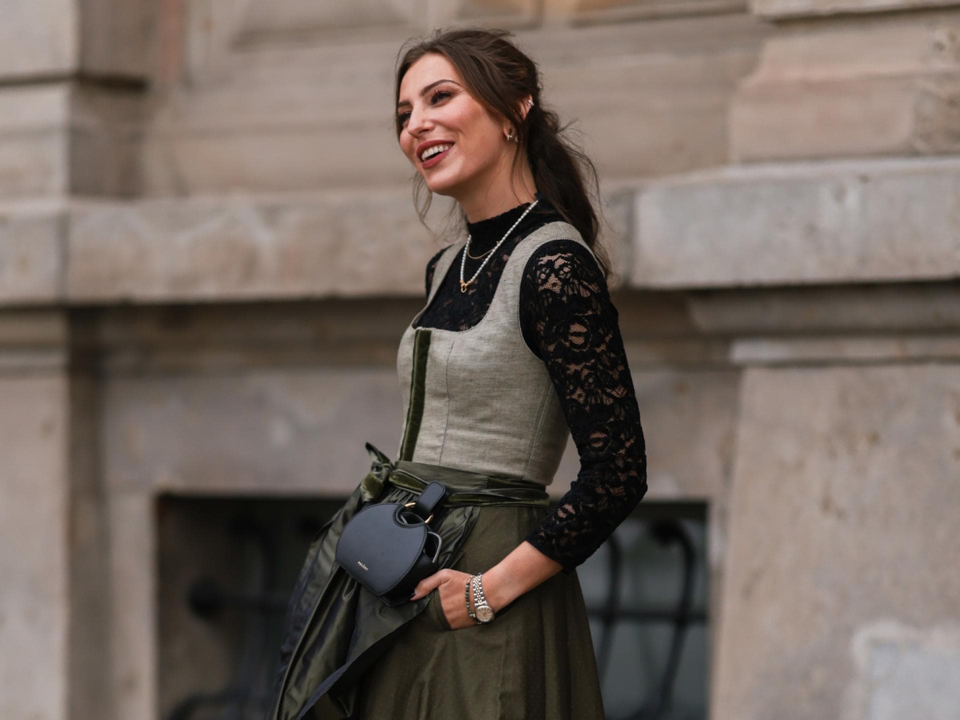 Eine Frau trägt ein Dirndl und eine schwarze Bluse