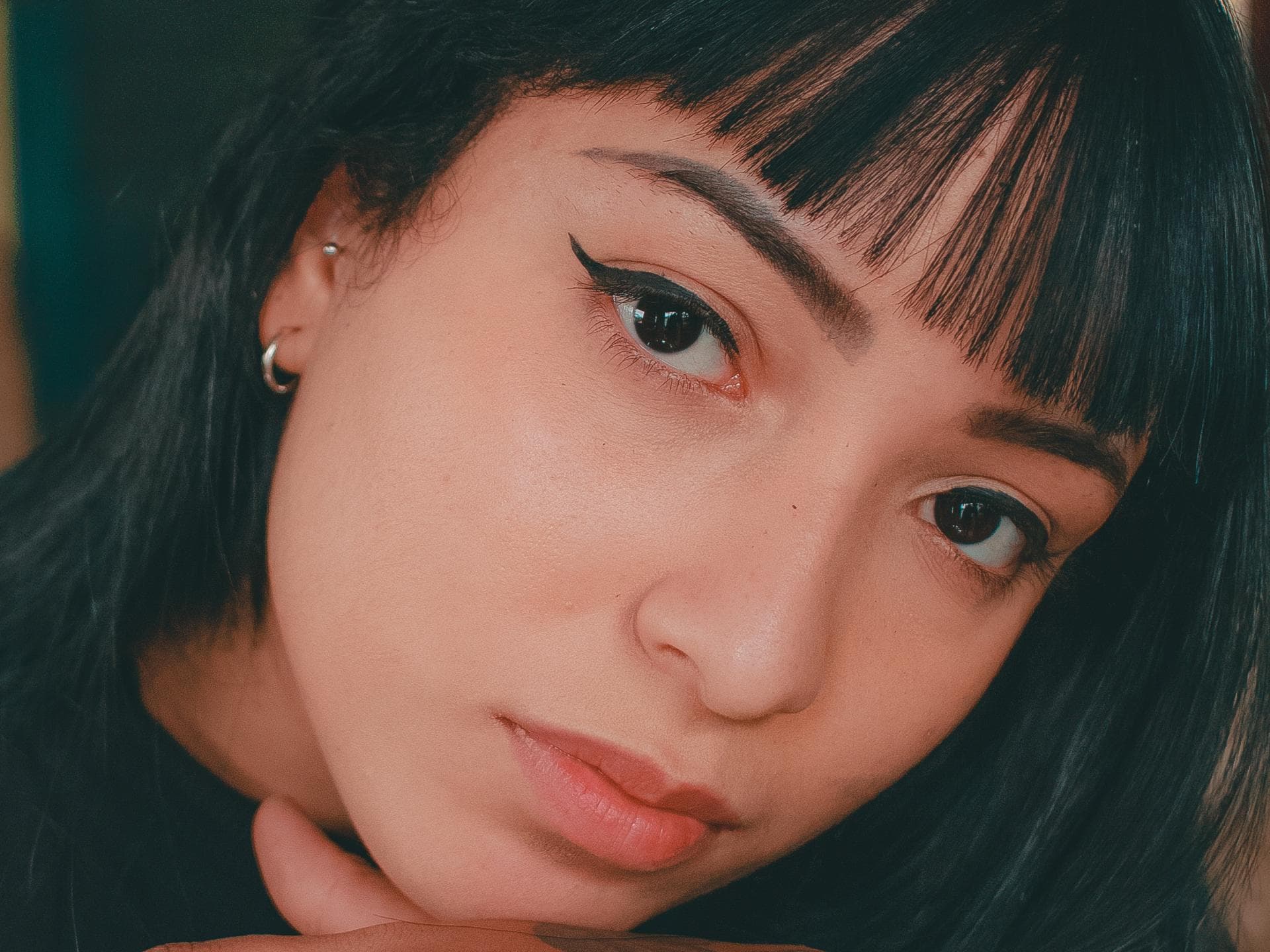Frau mit schwarzem Eyeliner