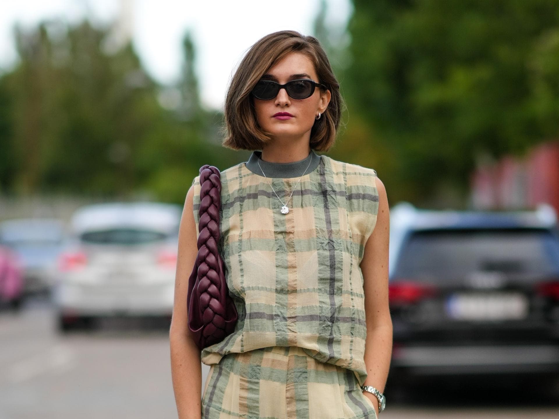 Frisuren-Trend 2022: Mit dem "Faux Bob" schummelst du dir kurze Haare Frau mit Bob