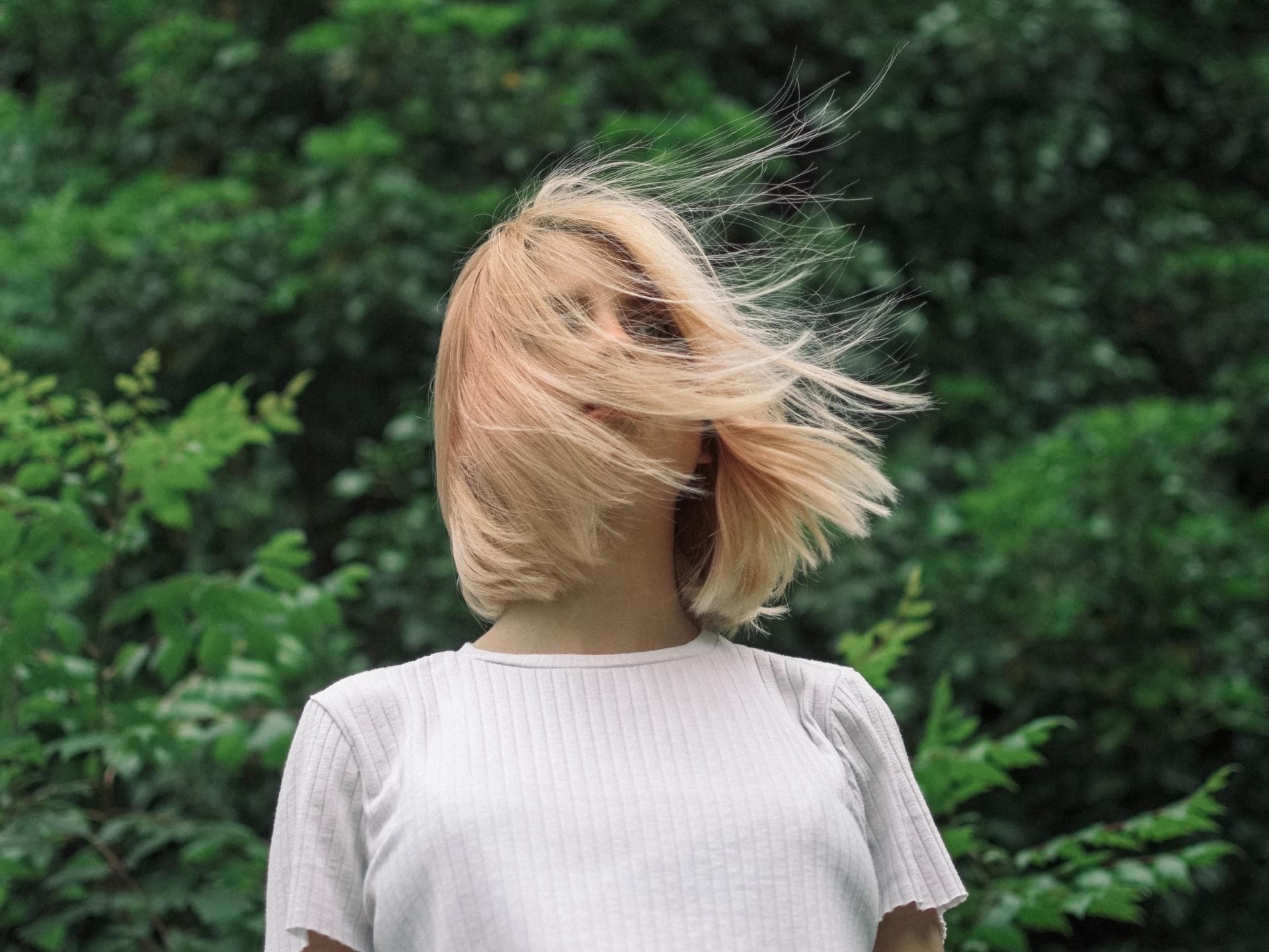 Frau mit fliegenden Haaren