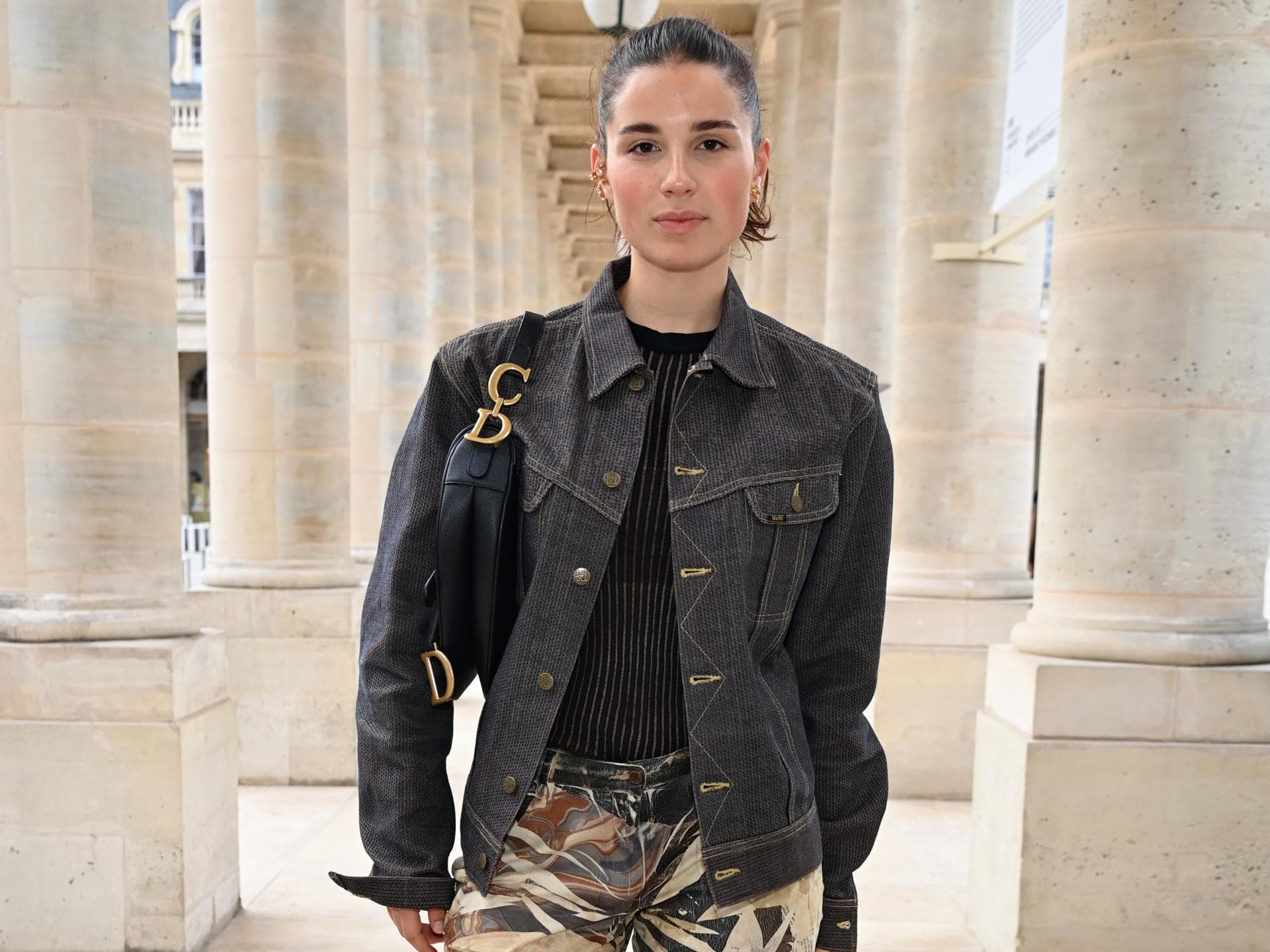 Frau trägt Jeansjacke