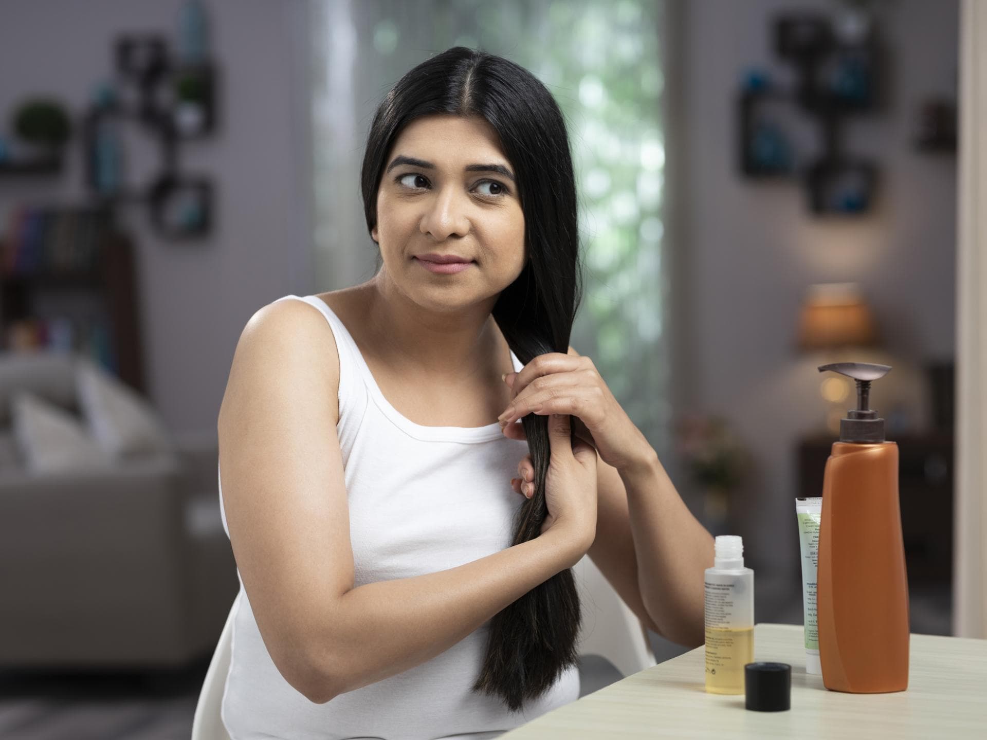 Frau ölt sich Haare ein