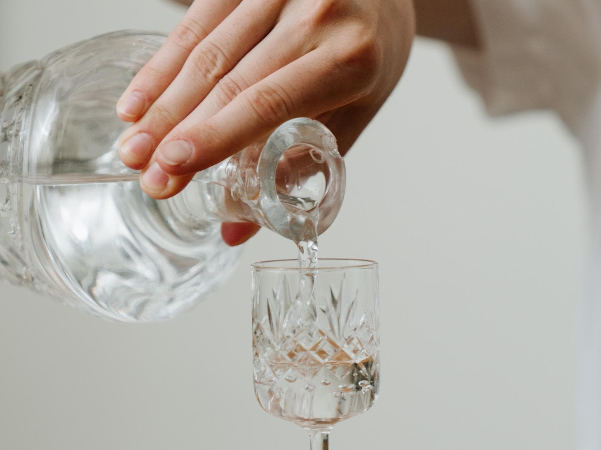 Frau gieißt Wodka ins Glas