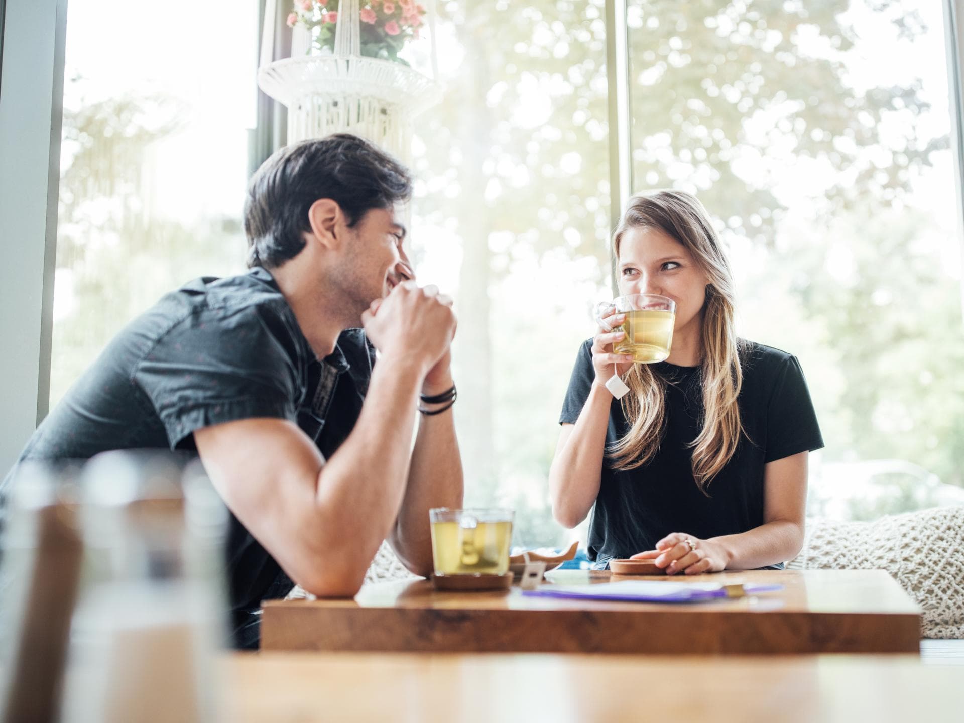 Frau und Mann sitzen im Cafe