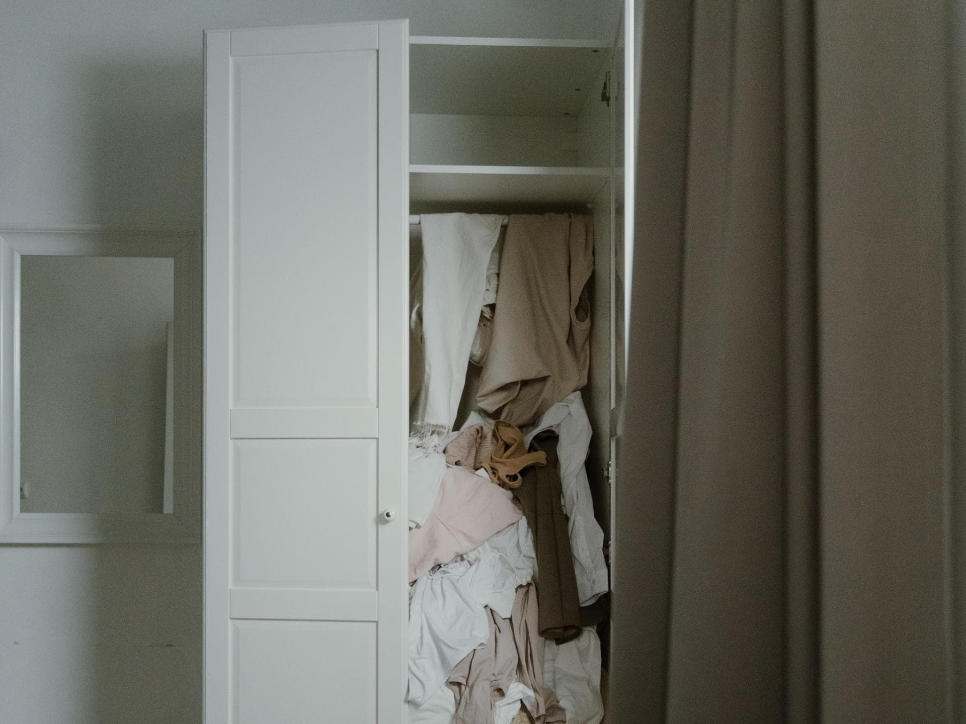 Unordentlicher Kleiderschrank