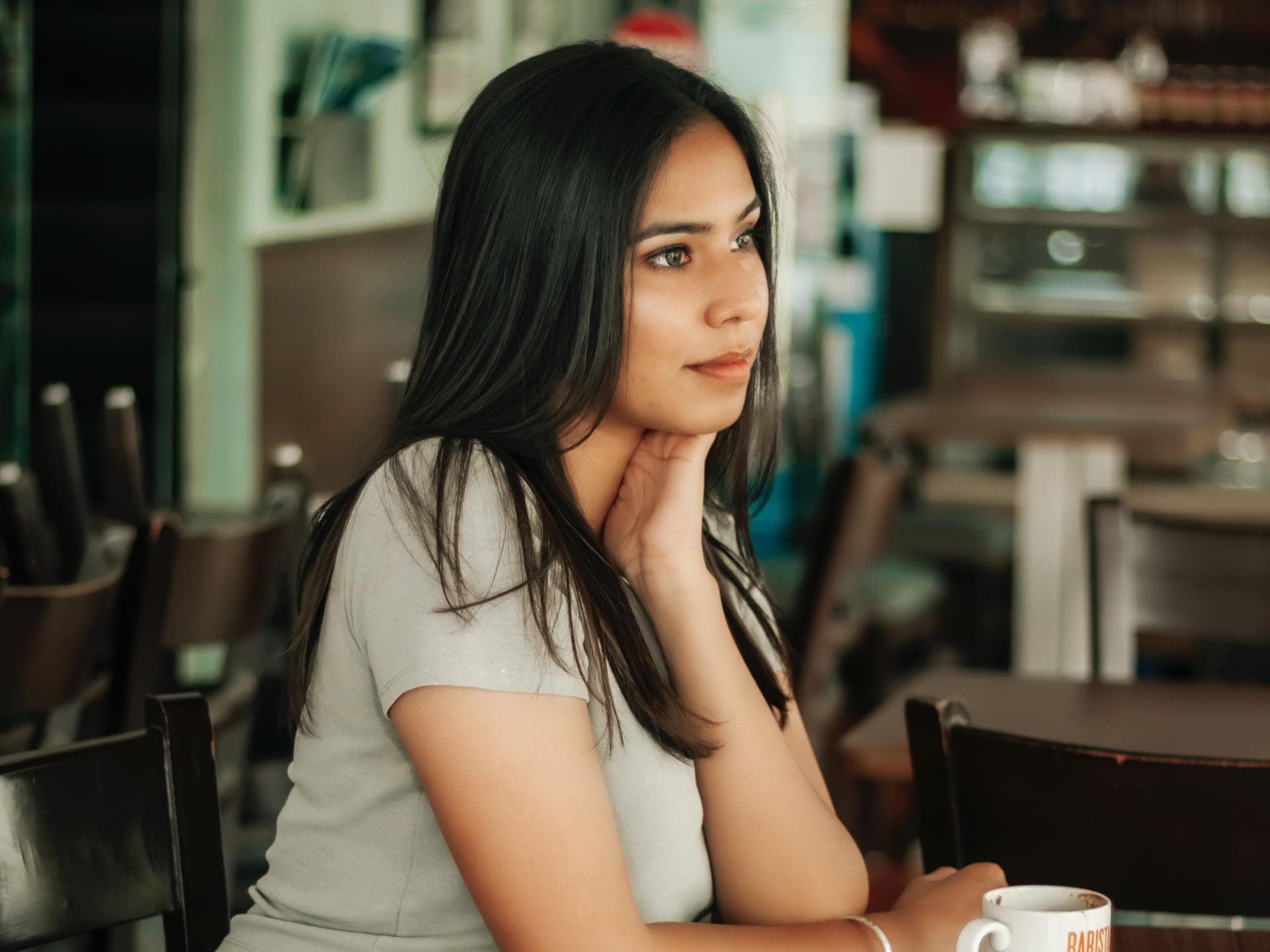 Frau im Café