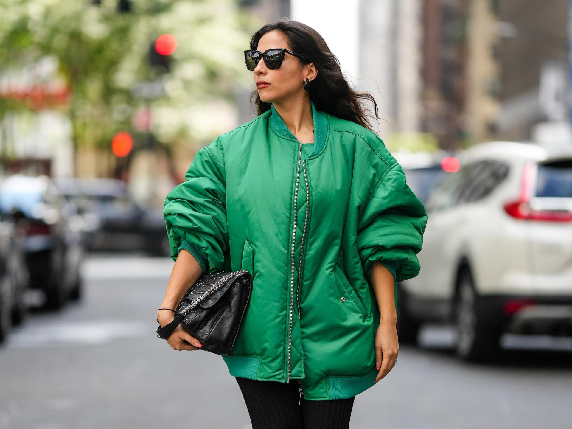 Frau in grüner Jacke