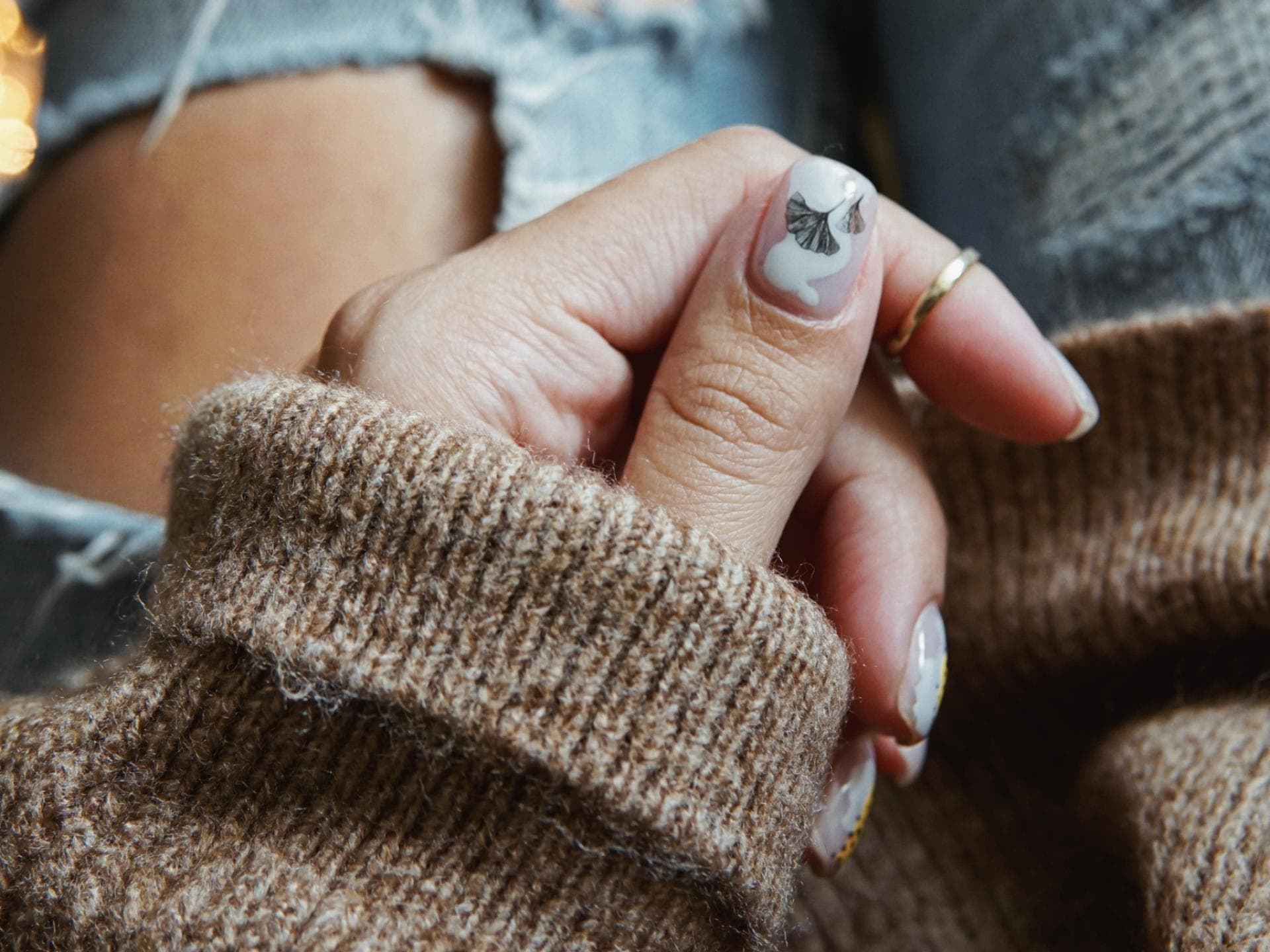 Frau mit Nageltattoos