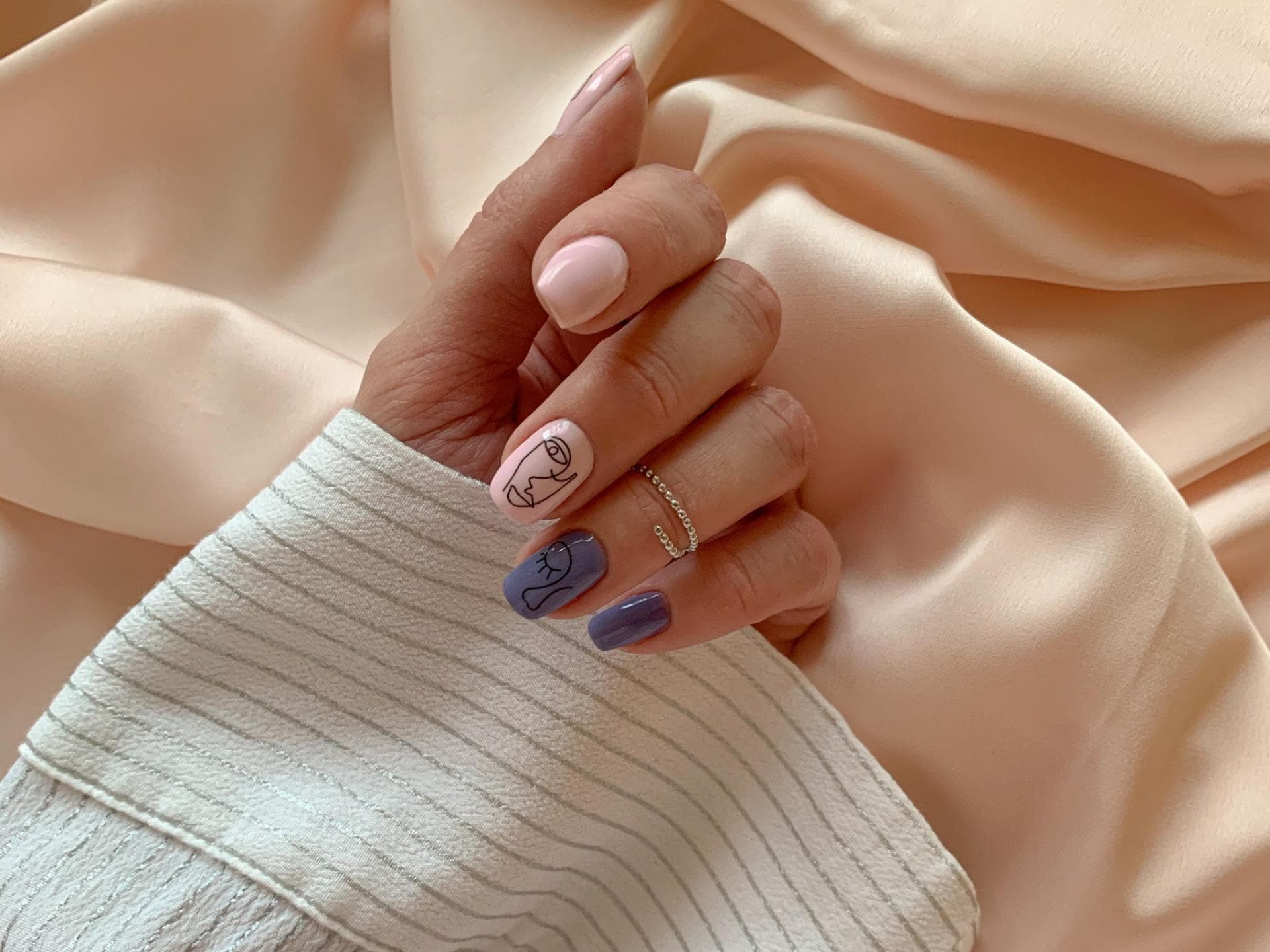 Lackierte Nägel in Rosa und Blau