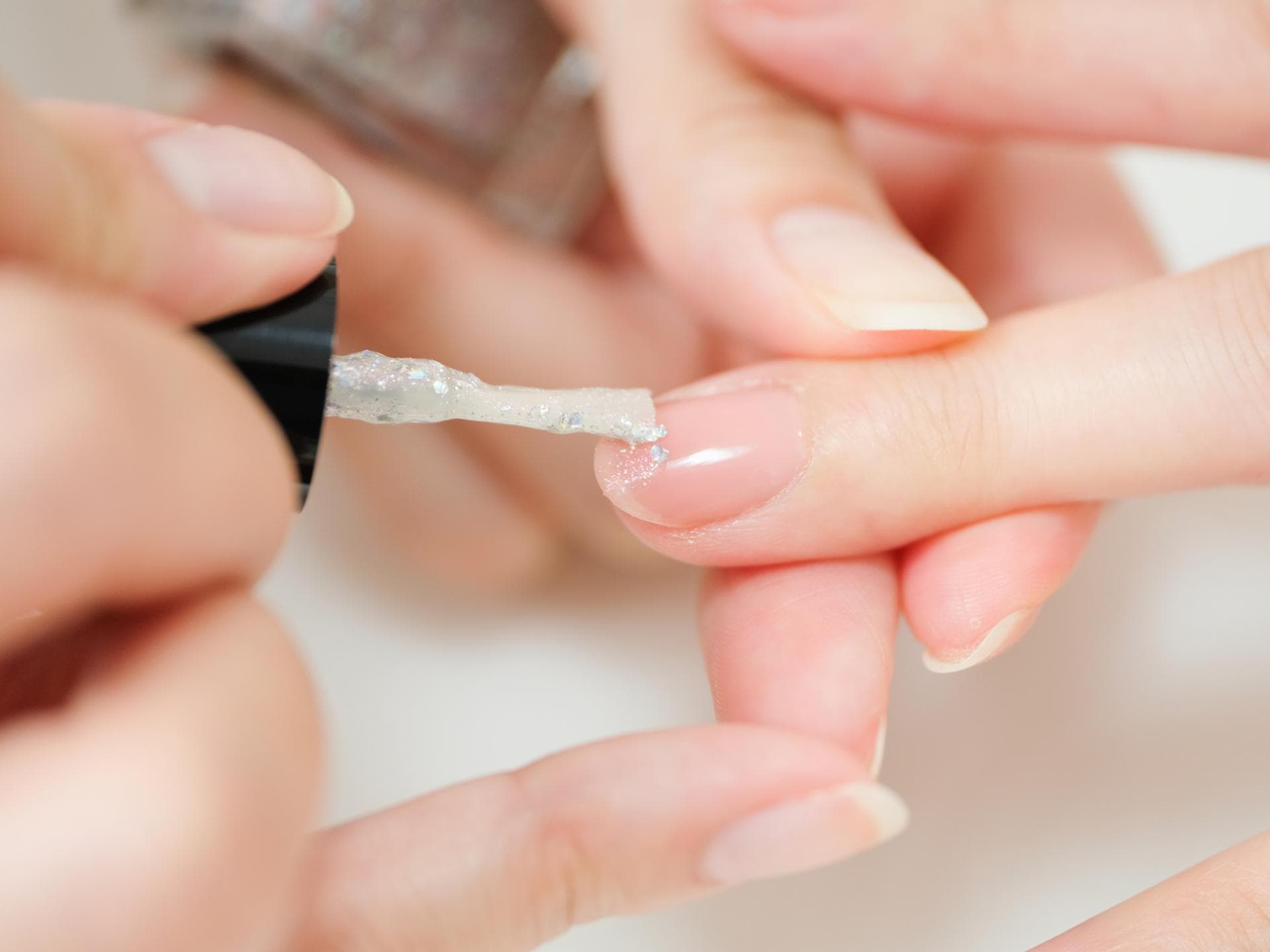Nagelhärter wird aufgetragen