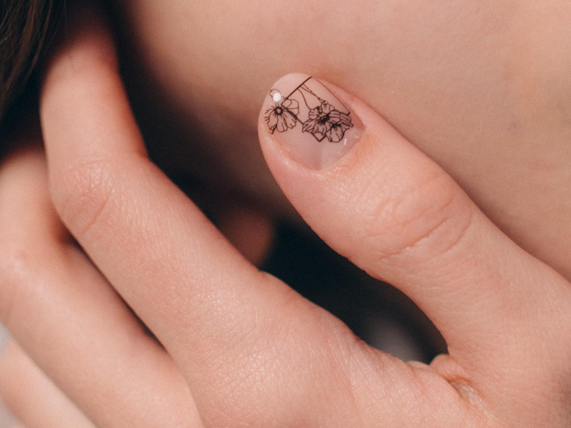 Frau mit Nagelsticker