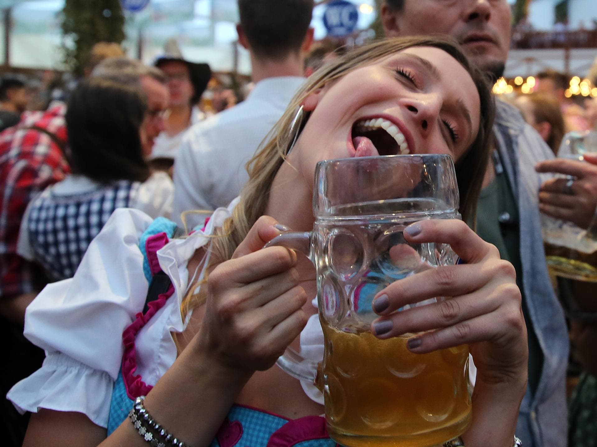 Frau trinkt Bier auf dem Oktoberfest
