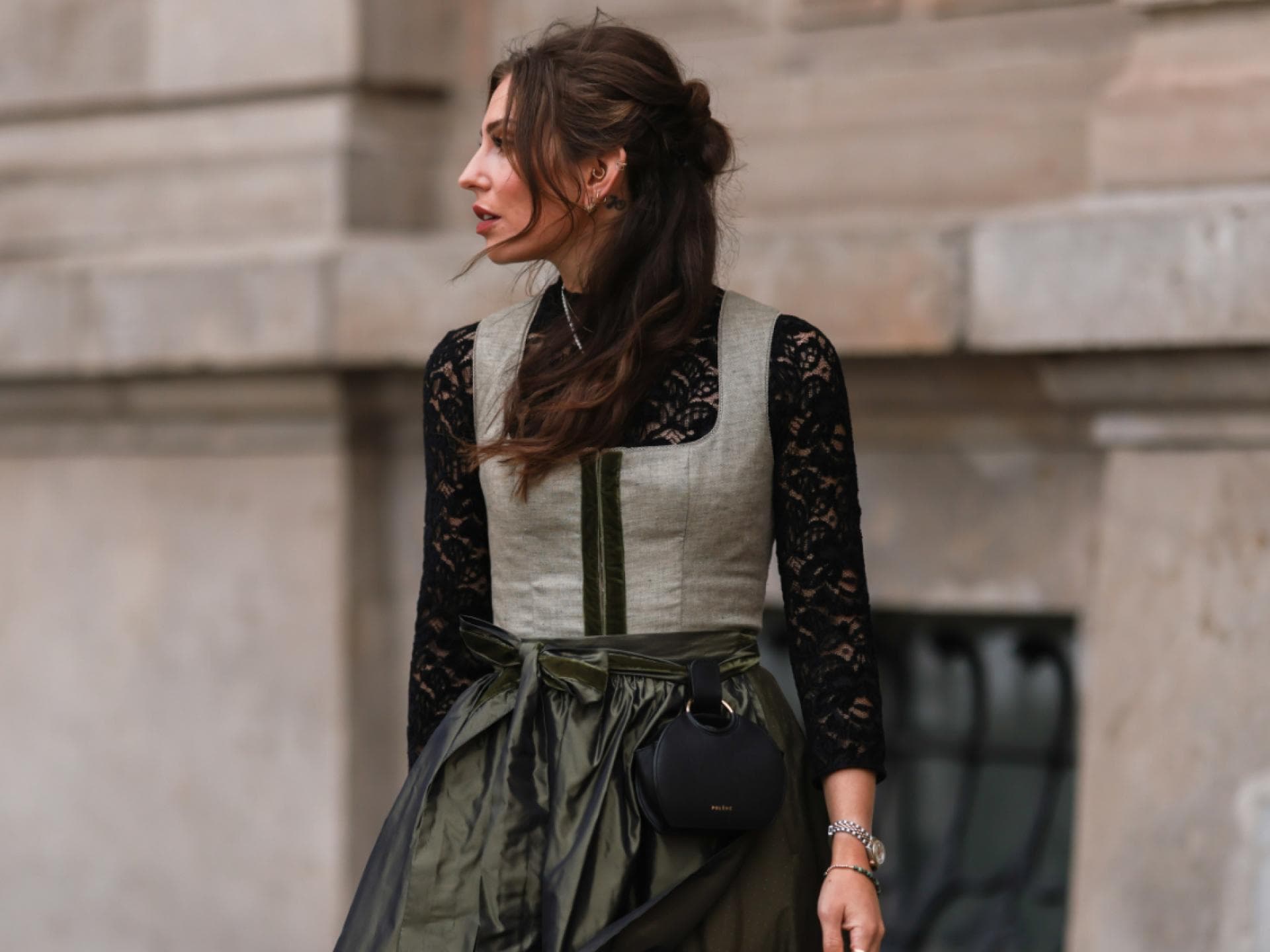 Eine Frau trägt ein Dirndl und eine schwarze Bluse