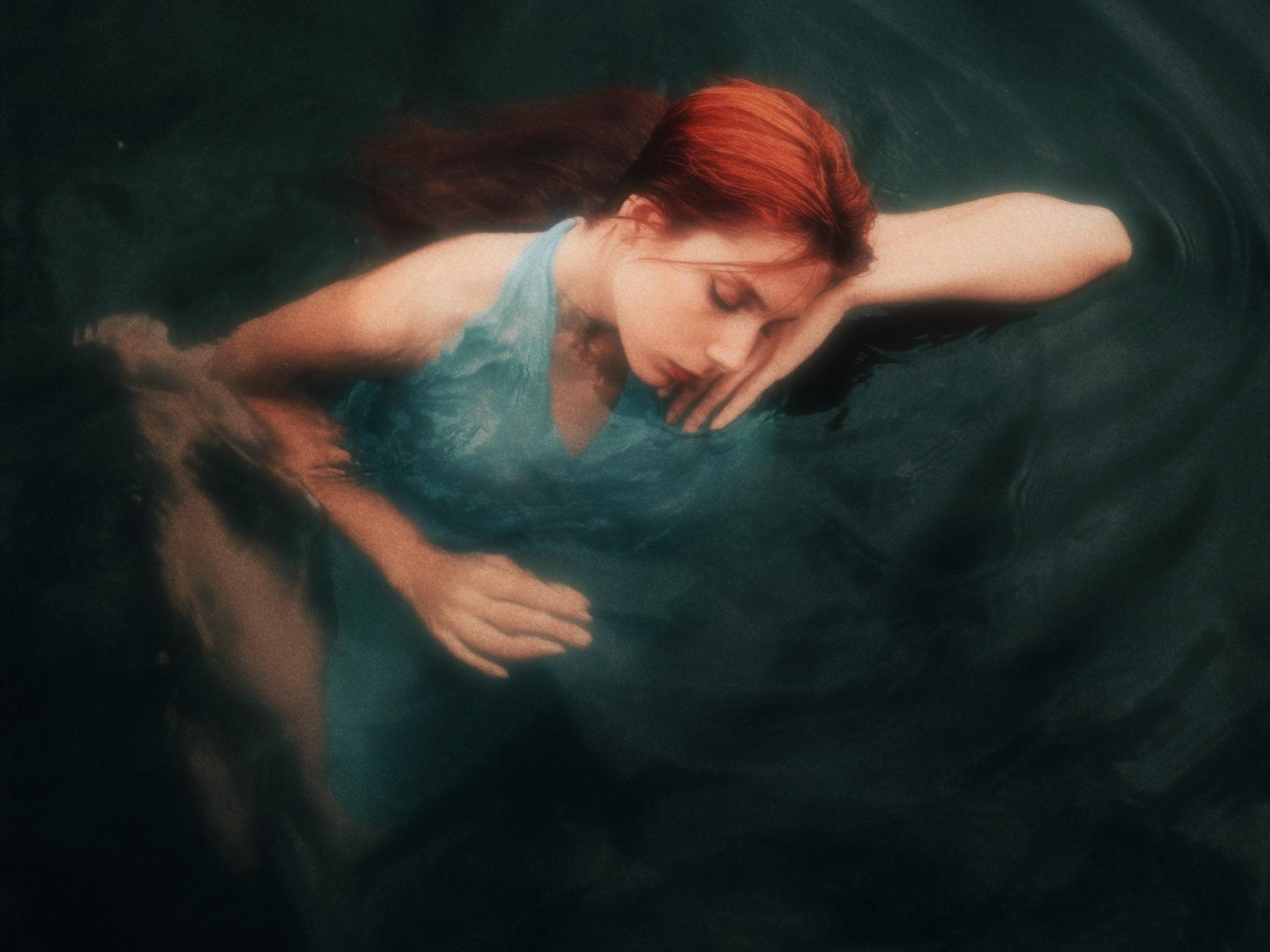 Traurige Frau im Wasser