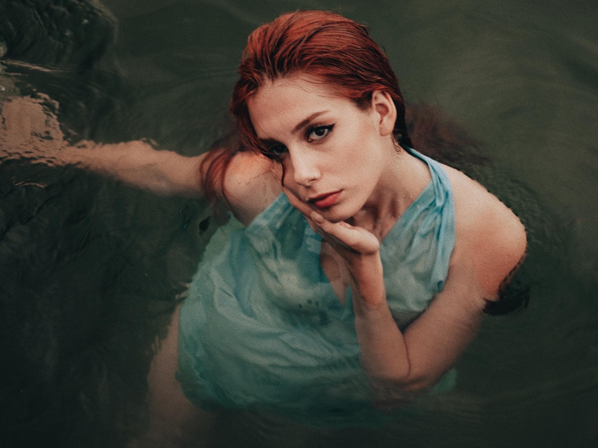 Traurige Frau im Wasser