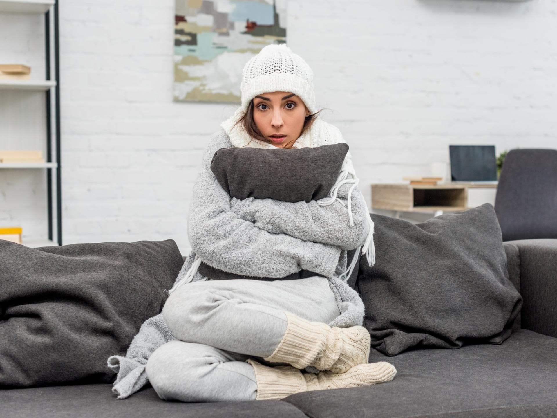Frau friert in Wohnung
