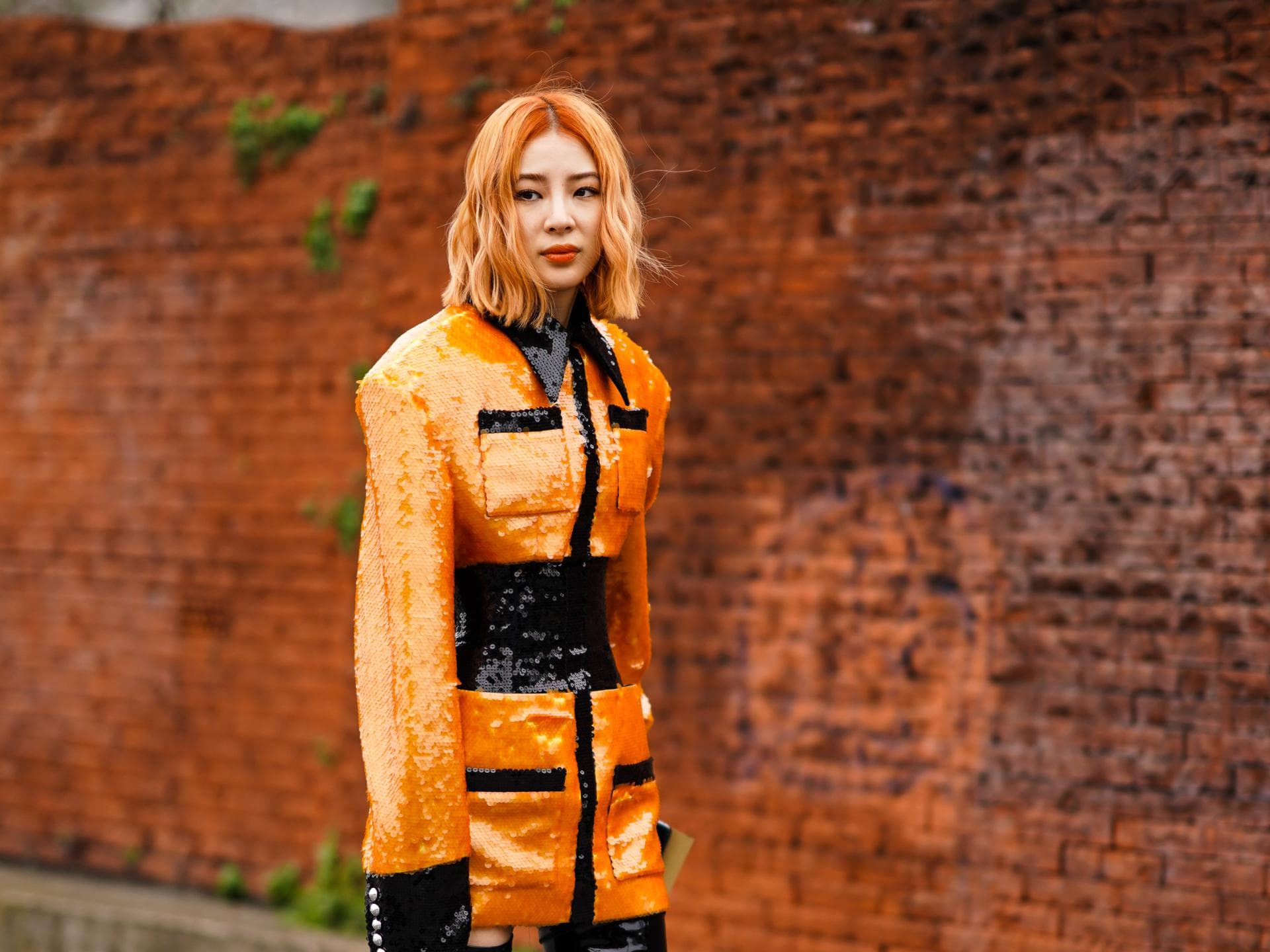 Frau mit orangenen Haaren