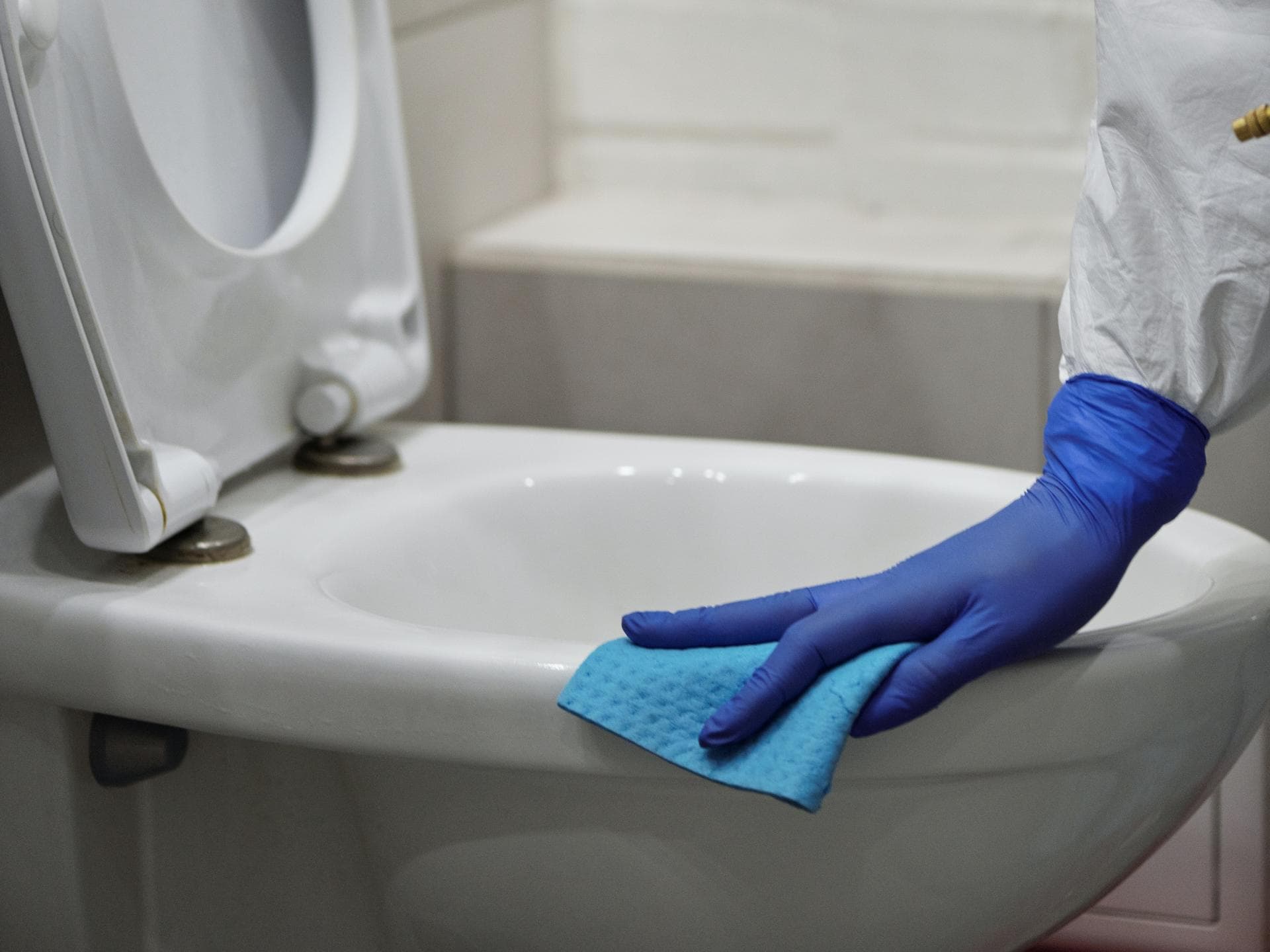 Toilette wird gereinigt