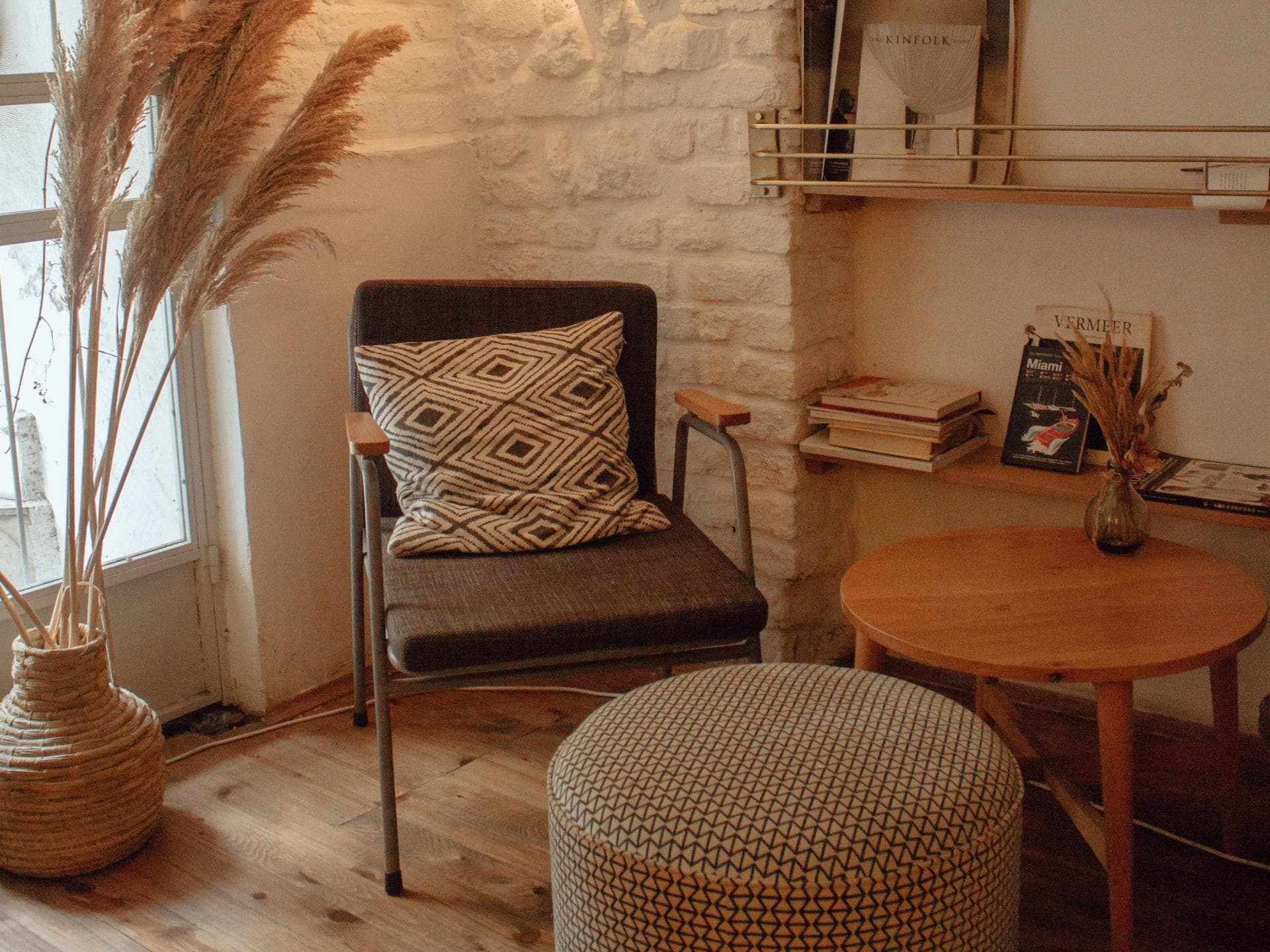 Wohnzimmer in warmen Tönen
