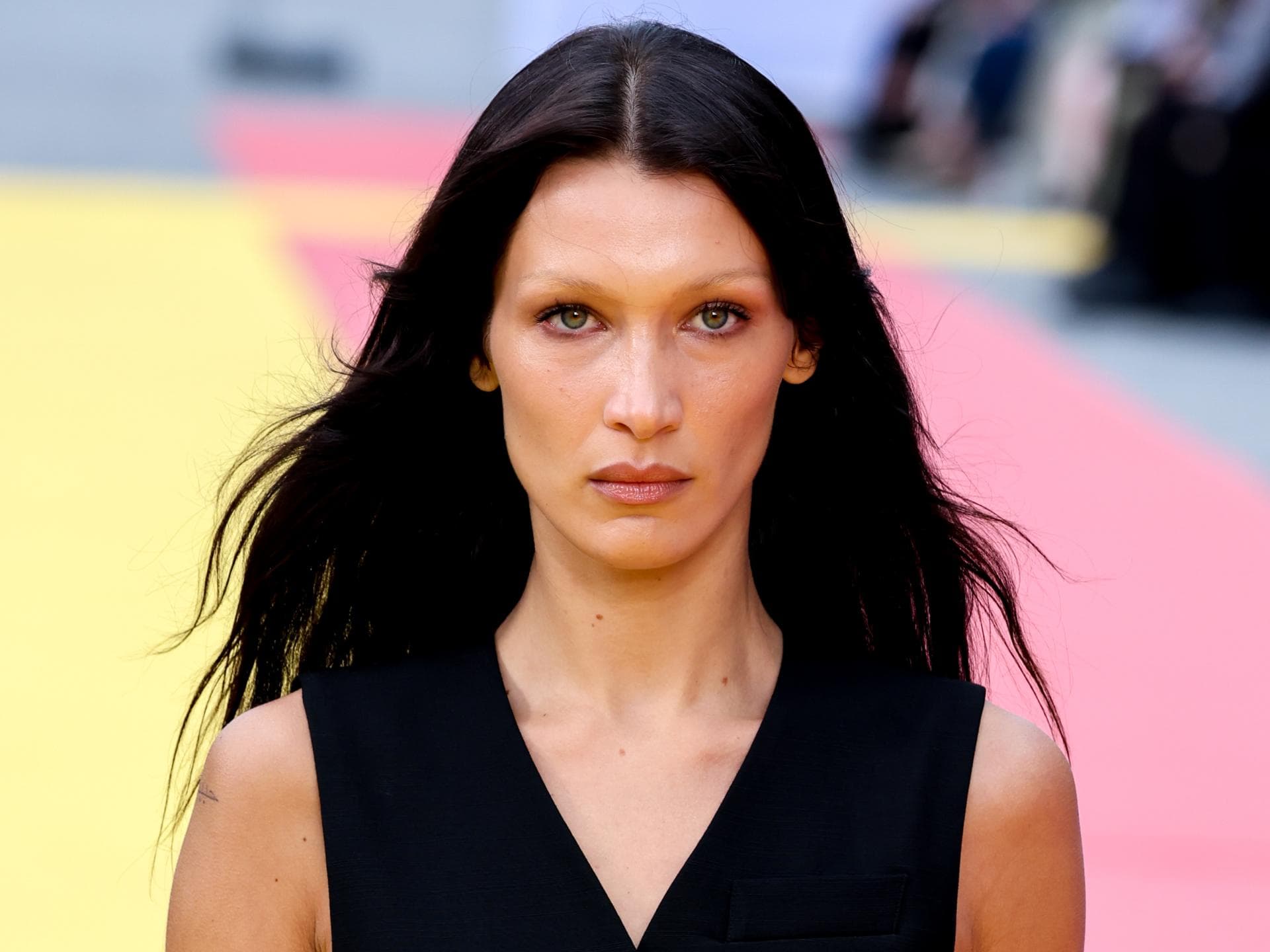 Bella Hadid mit gebleachten Augenbrauen