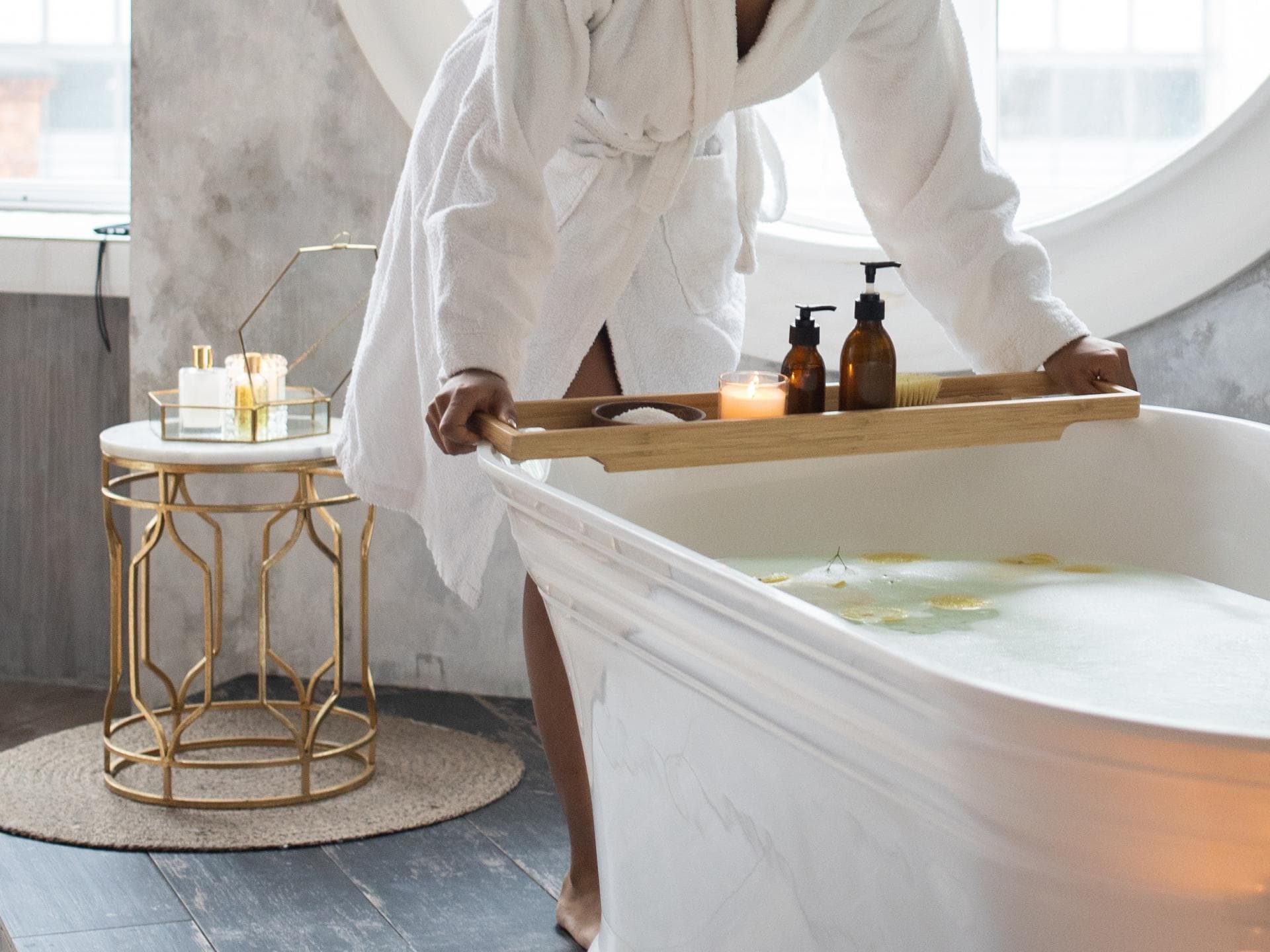 Badezimmer einrichten junge Frau im Badezimmer