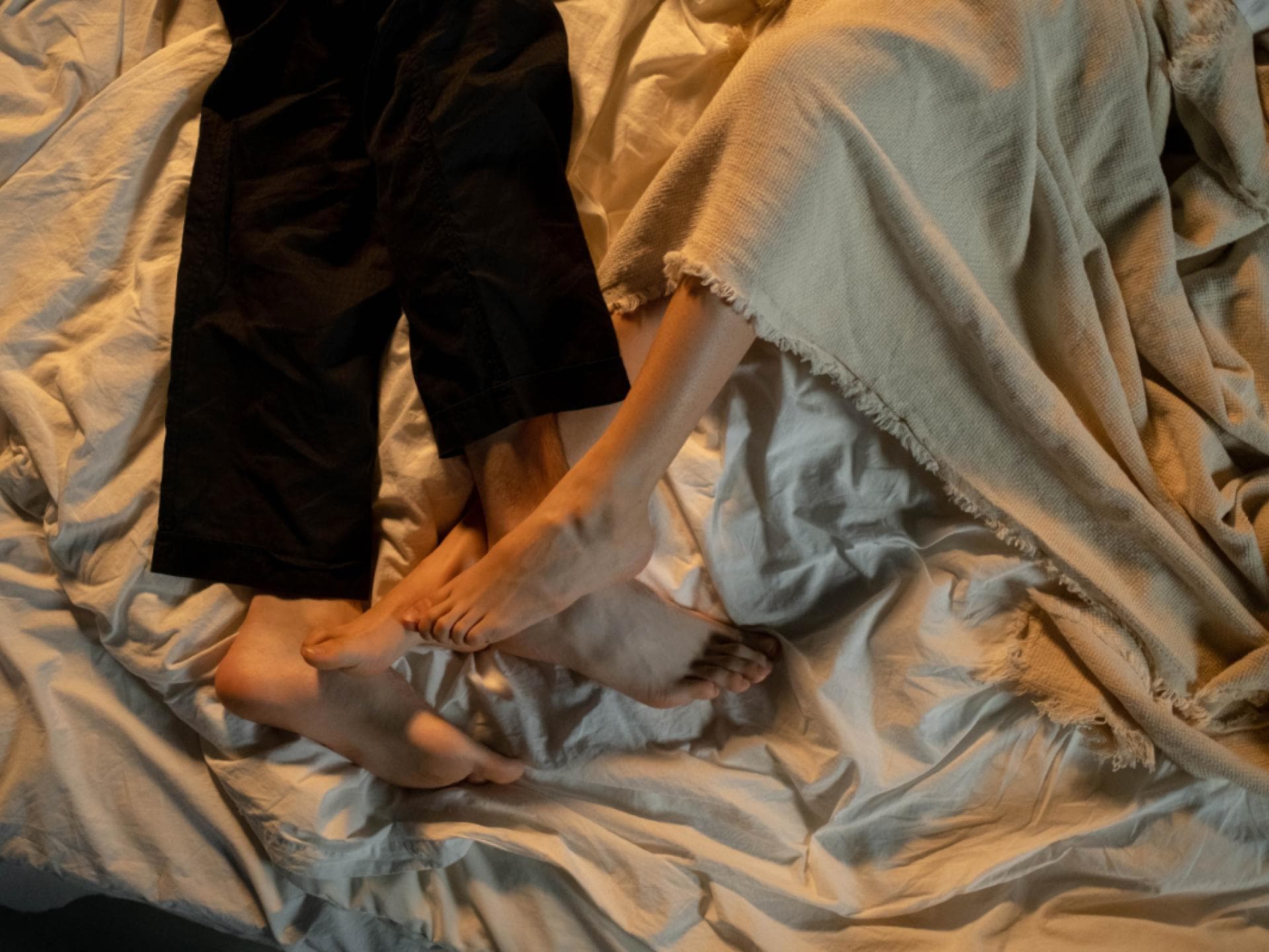 Füße im Bett