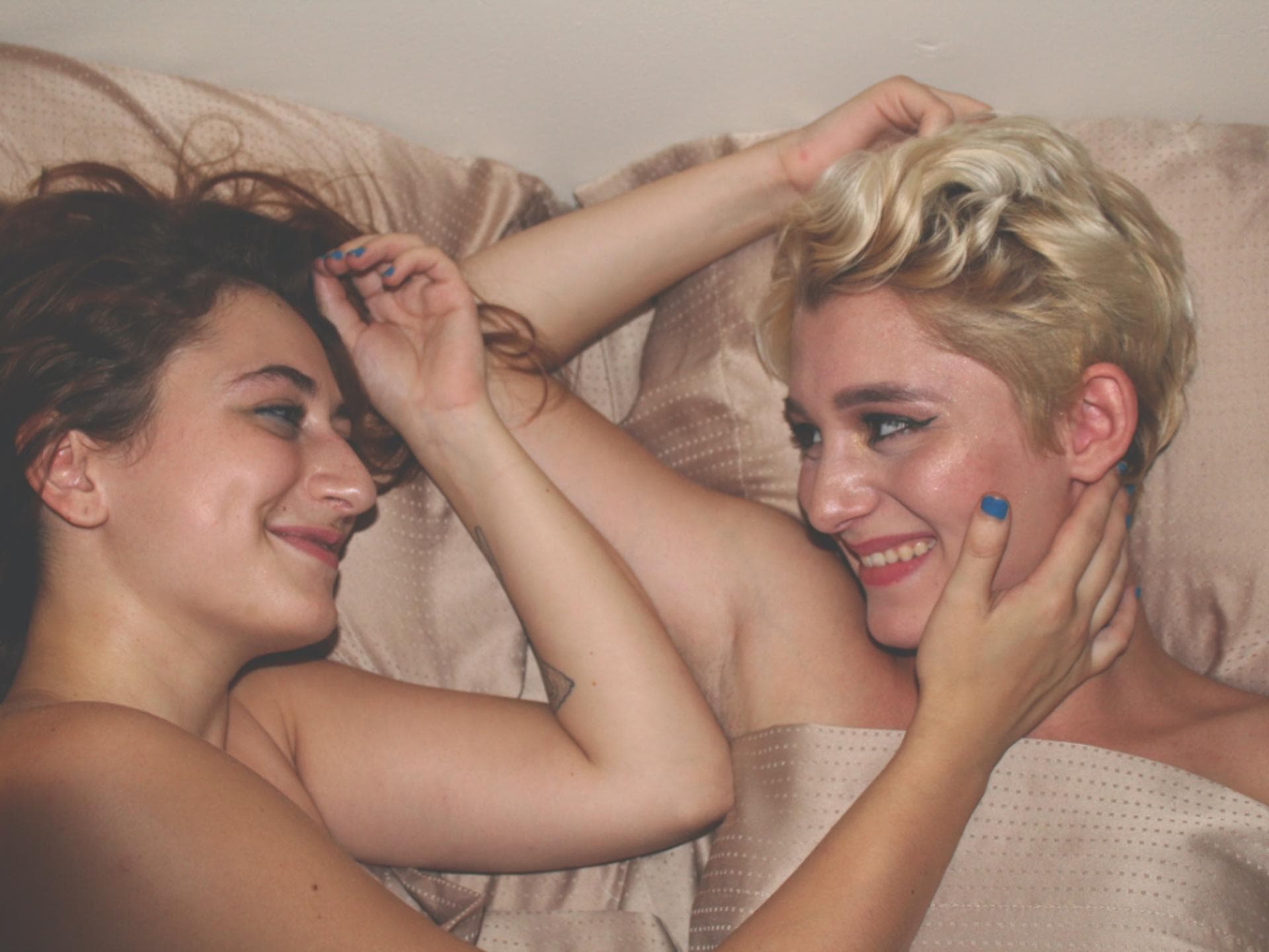 Zwei Frauen im Bett