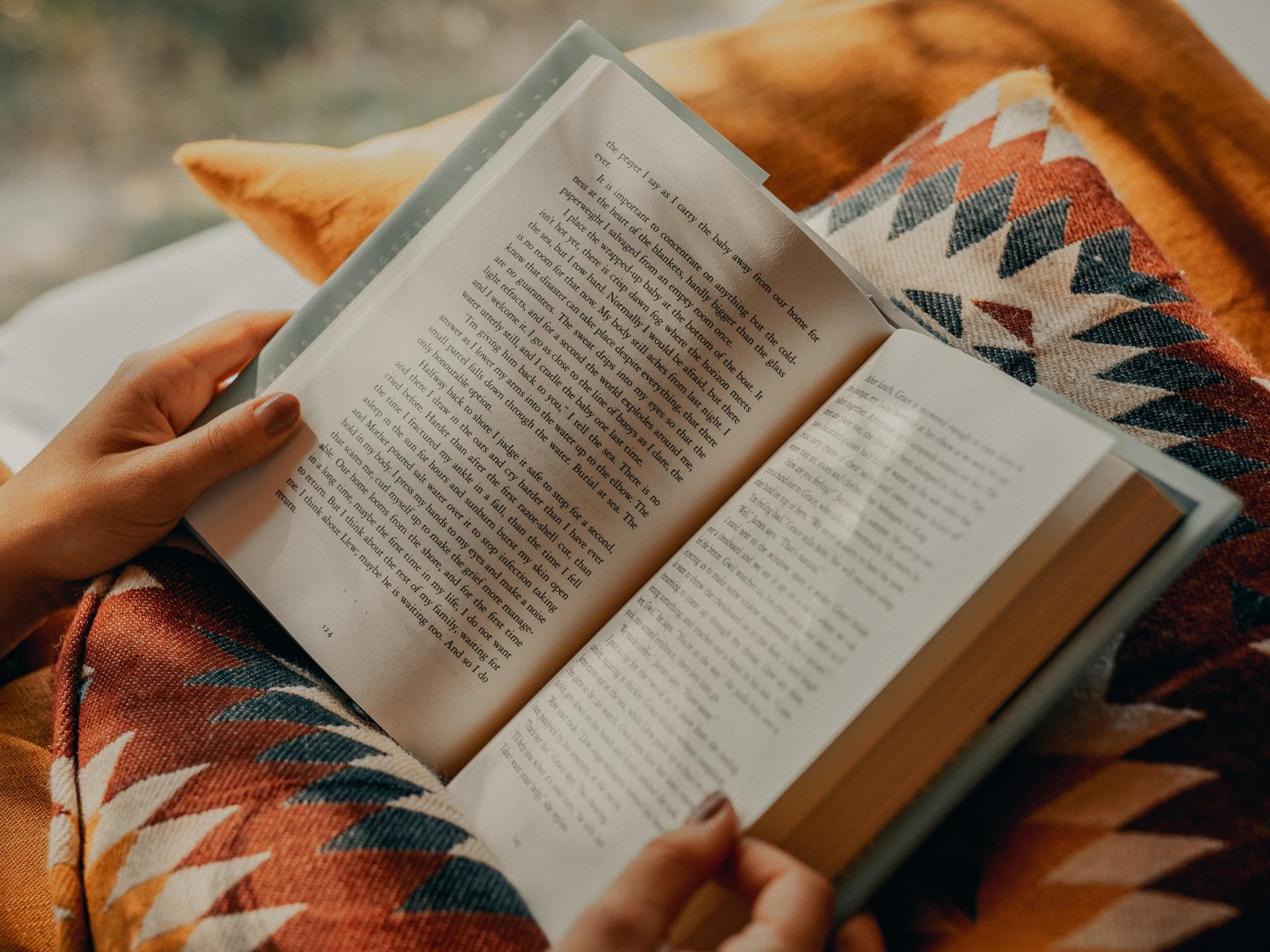 Person liest Buch