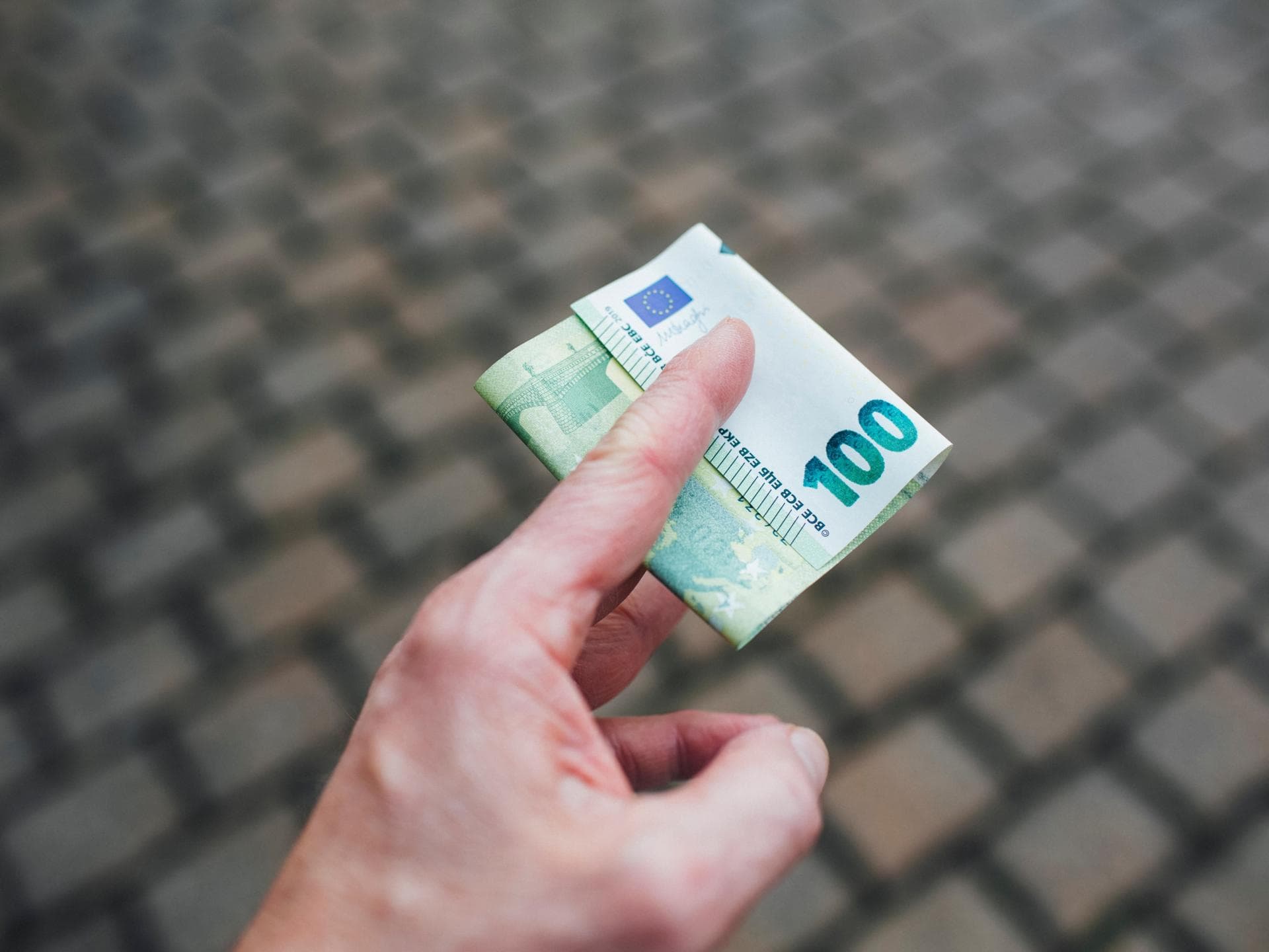 Geldschein in der Hand