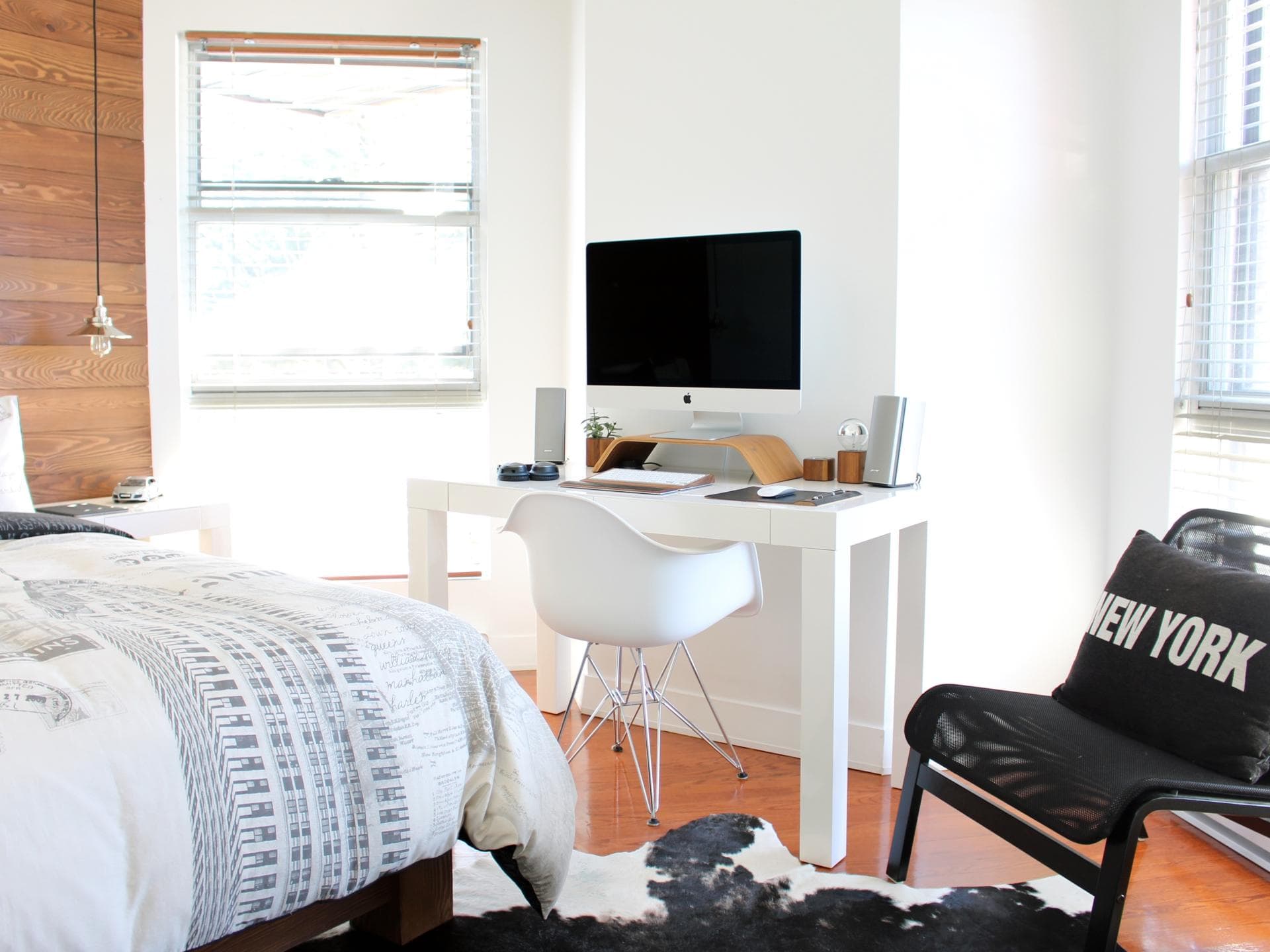 Schlafzimmer mit Computer auf Schreibtisch