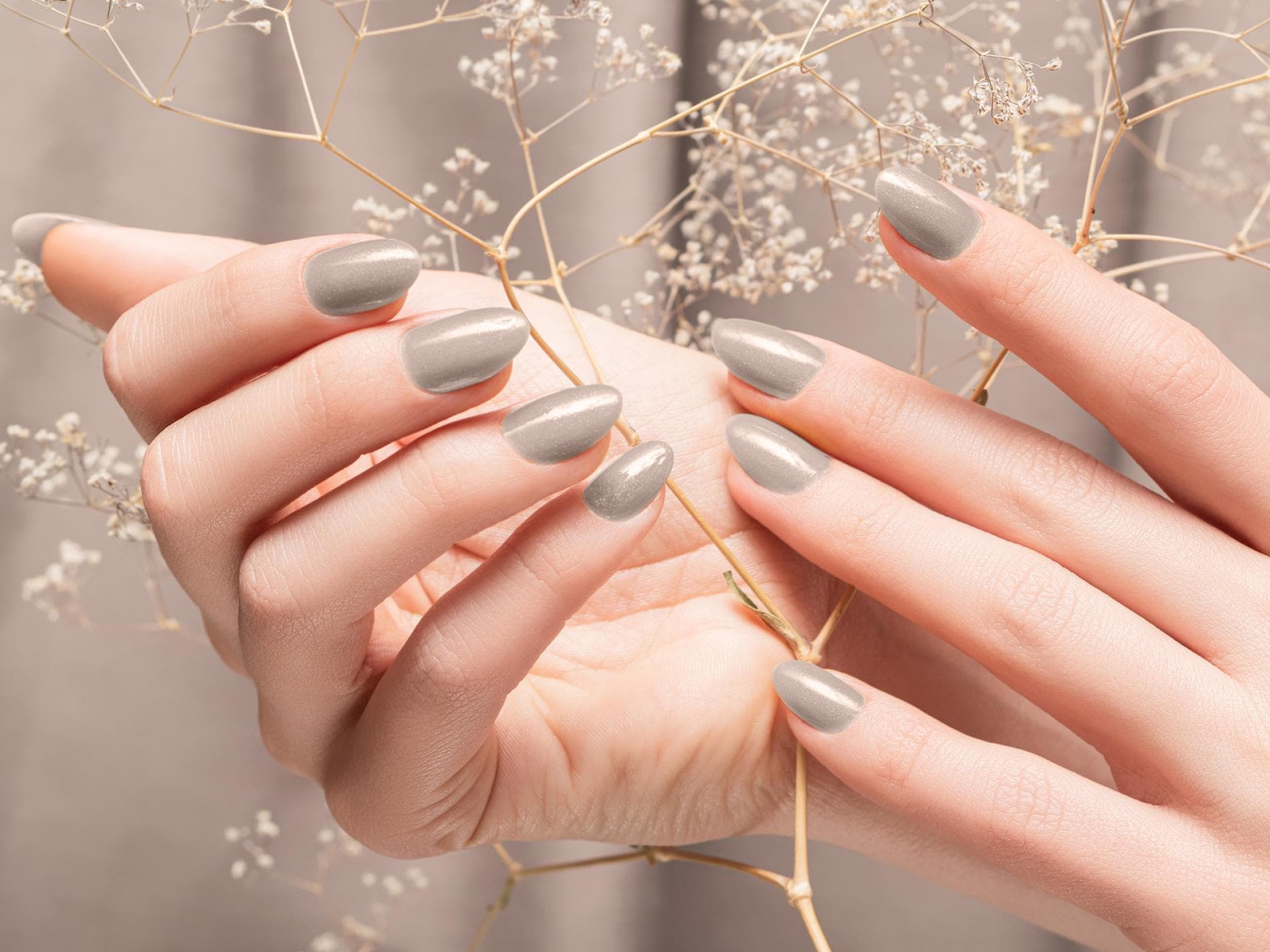 Frauen Hände mit langen Nägeln Herbst