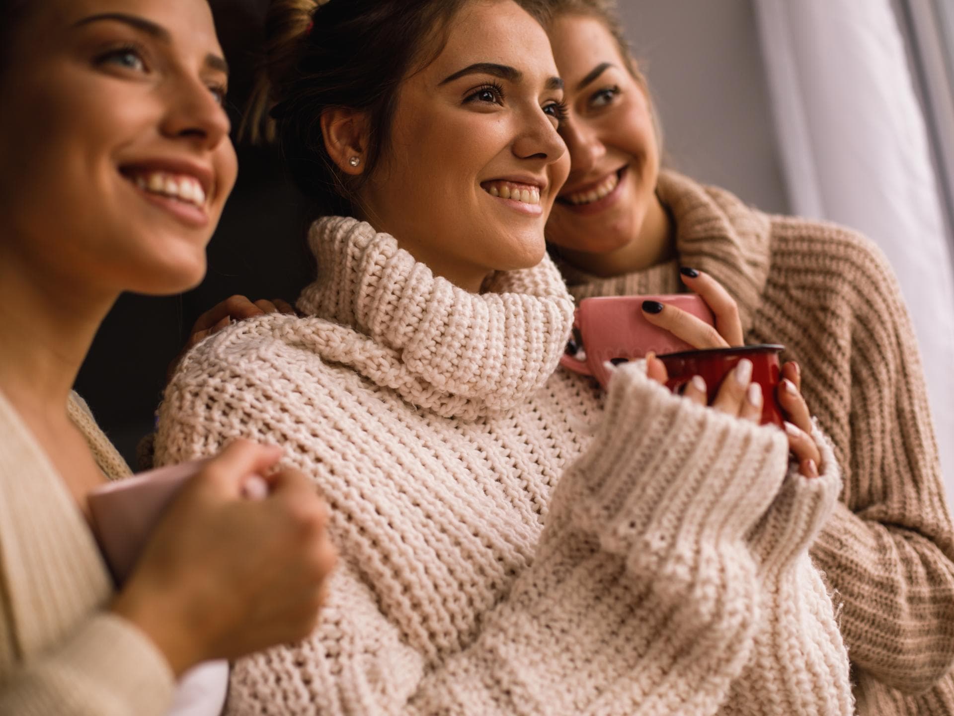 Frauen tragen Wollpullis
