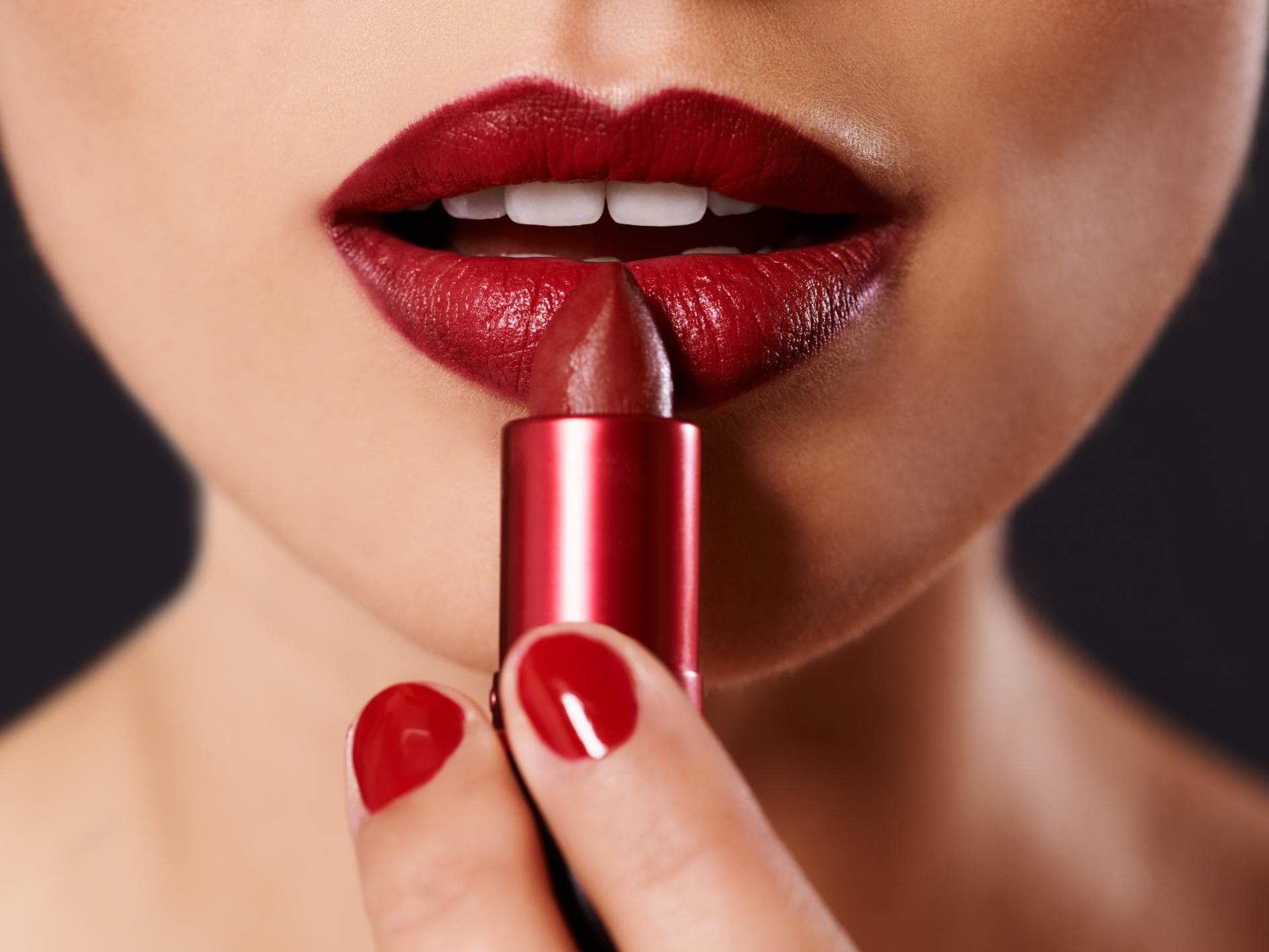 Frau mit dunklem Lippenstift