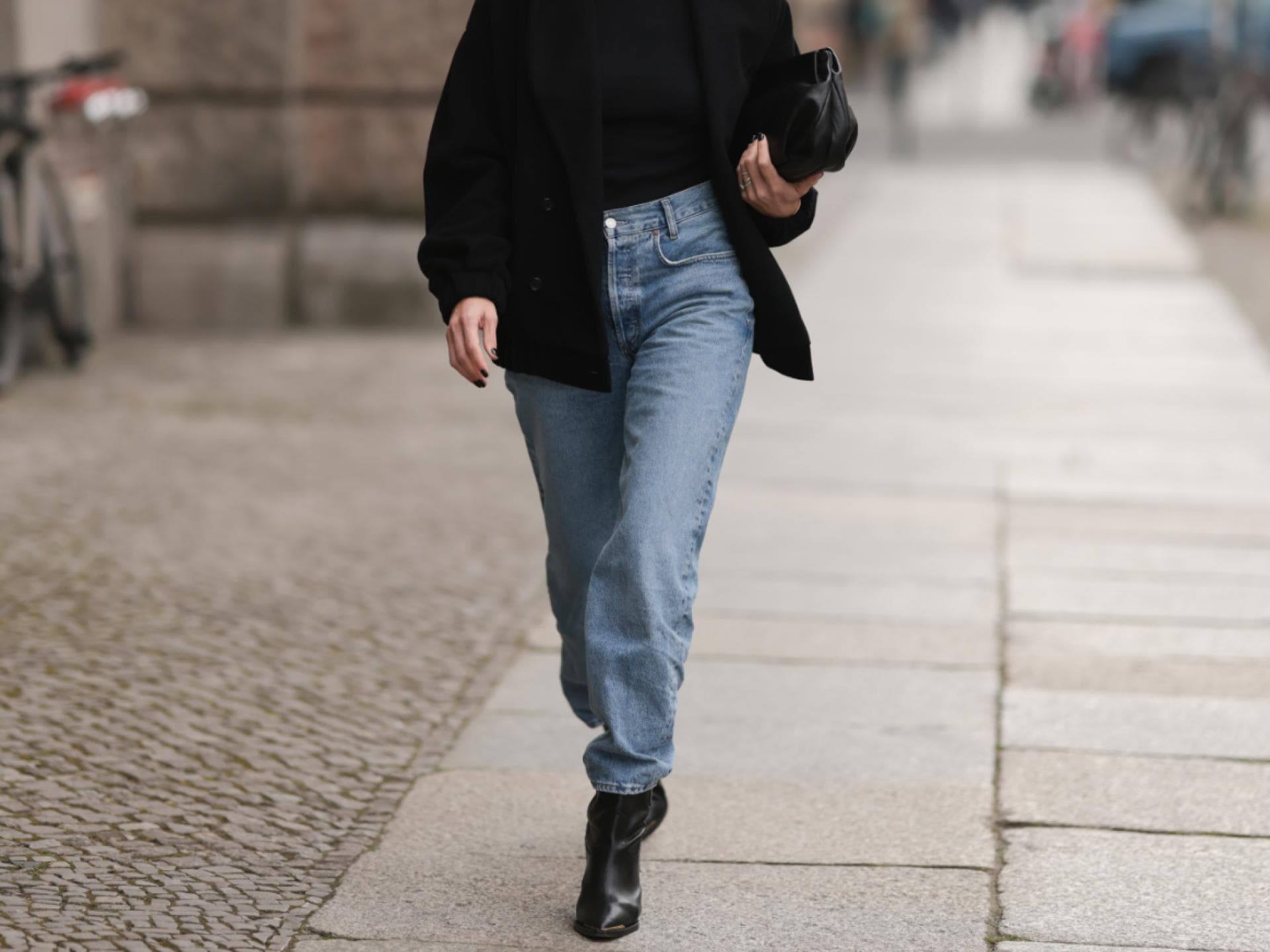 Frau trägt blaue Jeans