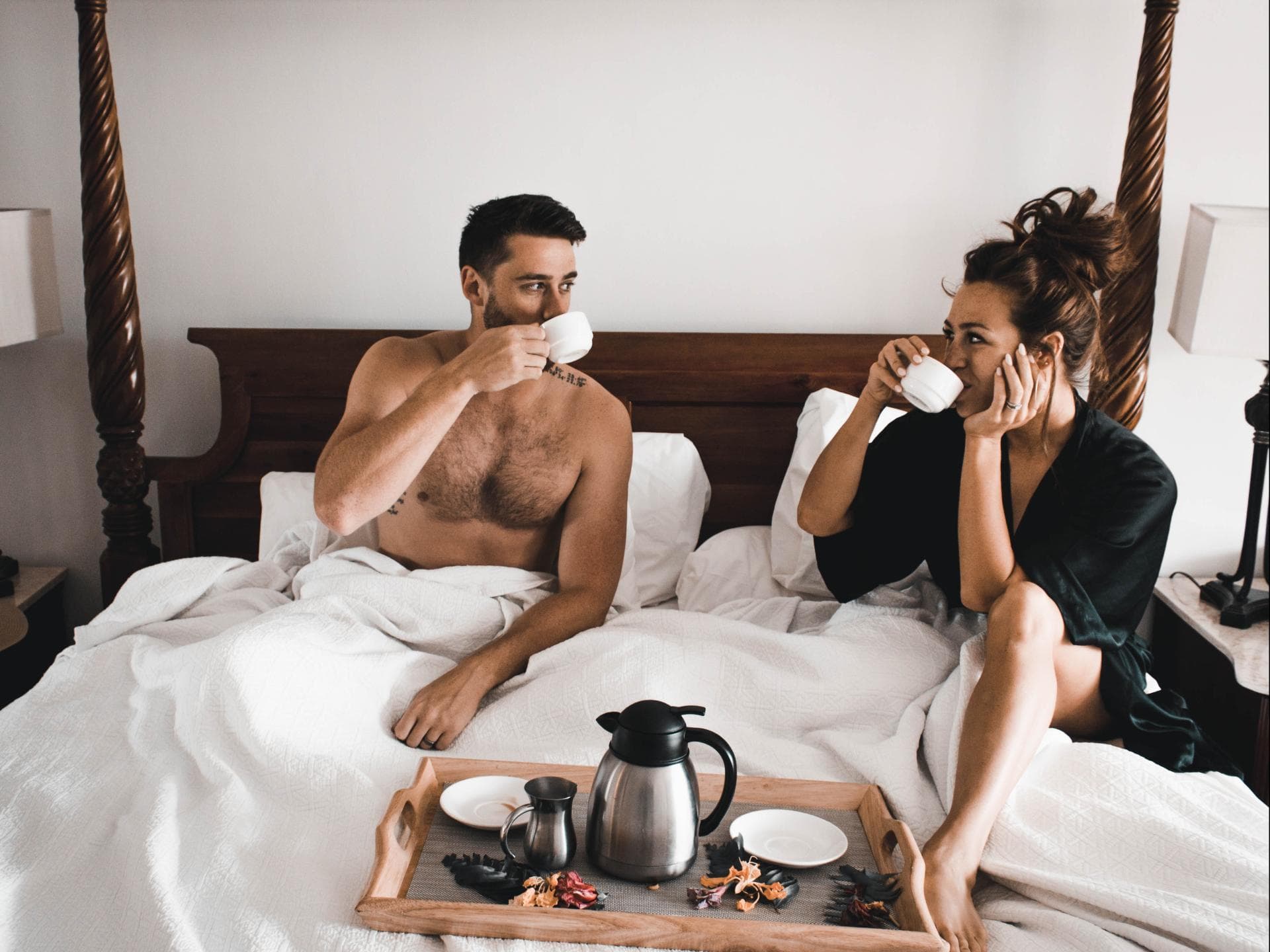 Paar trinkt Kaffee im Bett