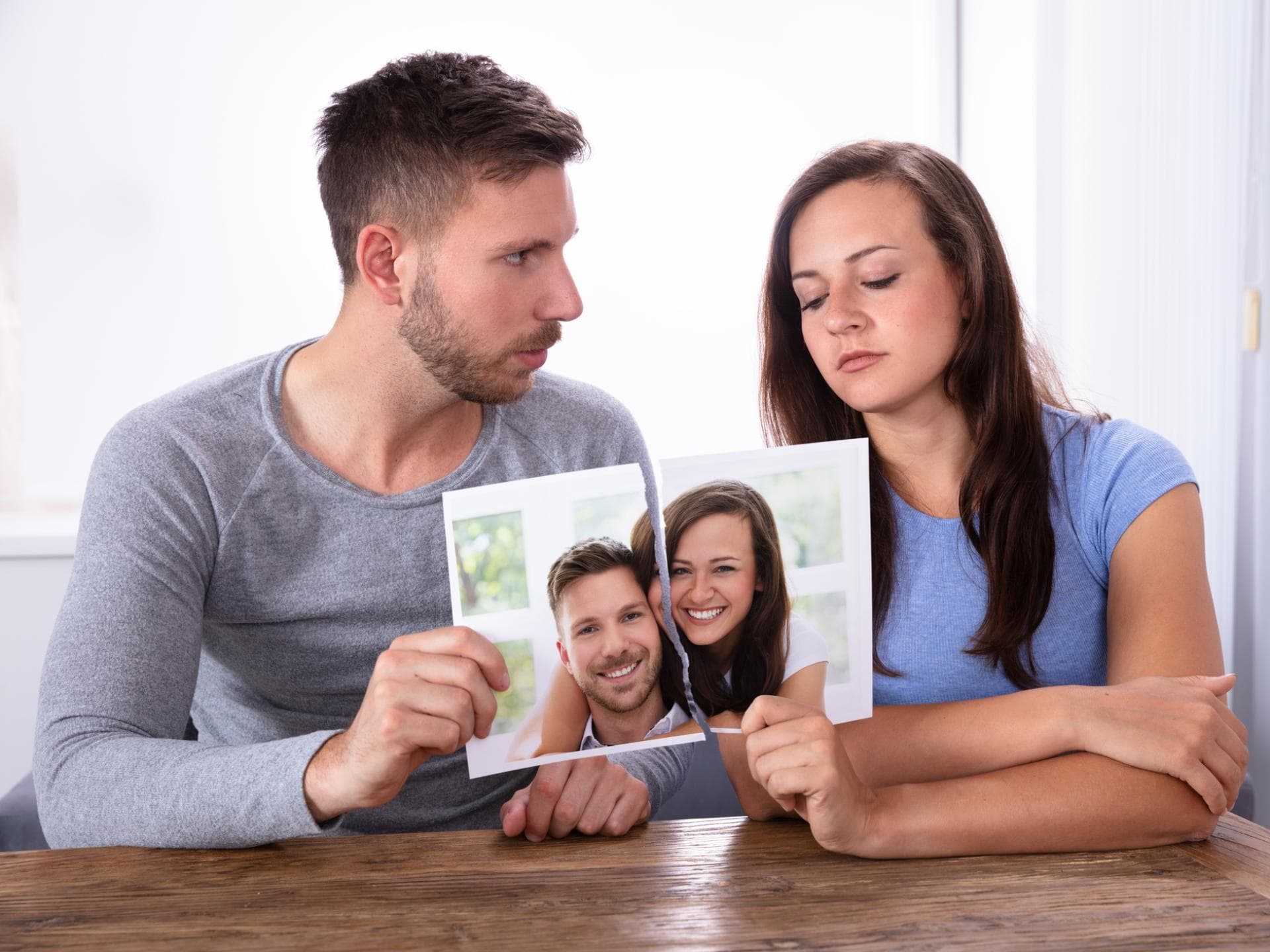 Paar zerreißt Foto