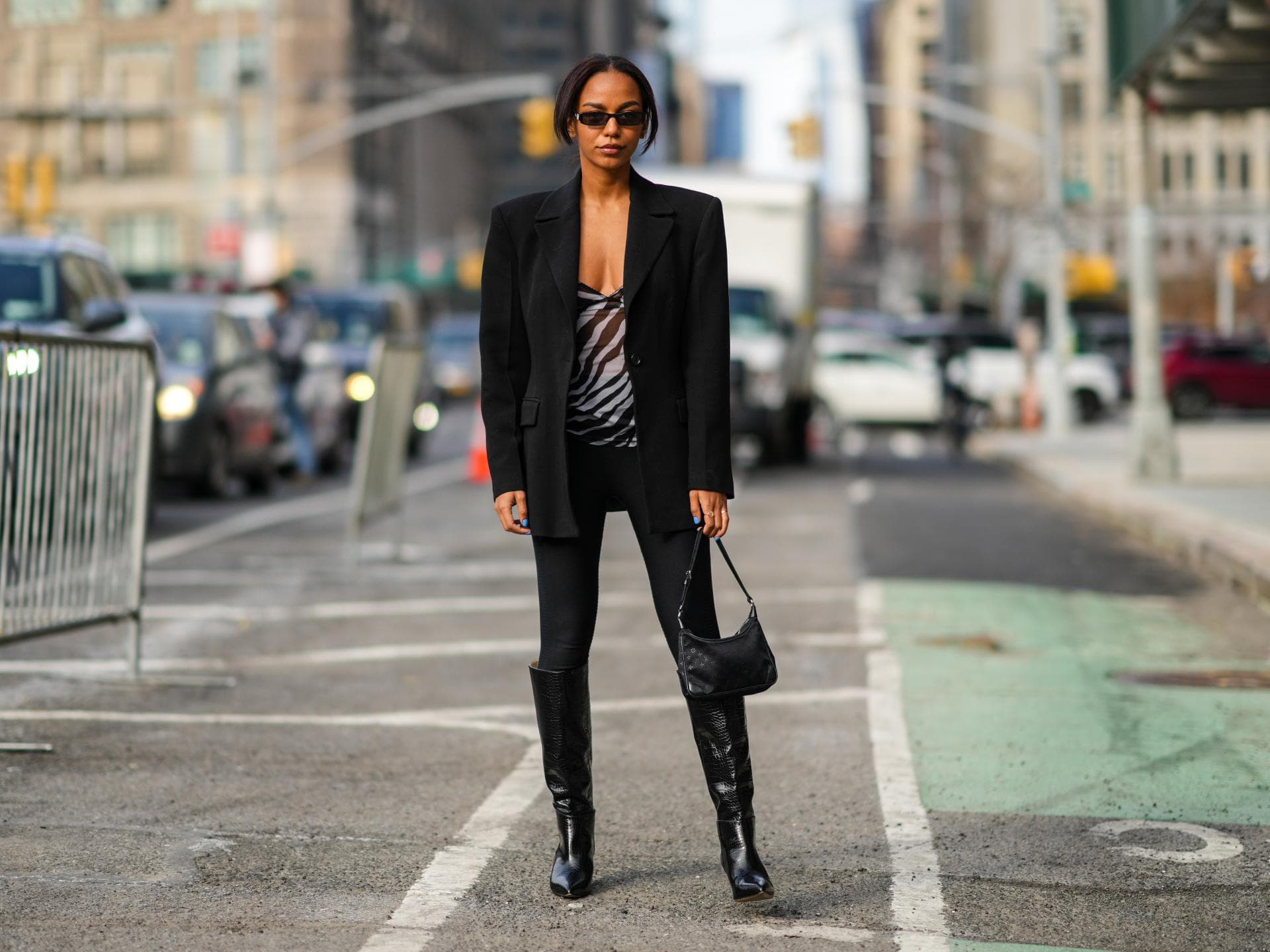 Frau trägt Leggings mit Stiefel und Blazer