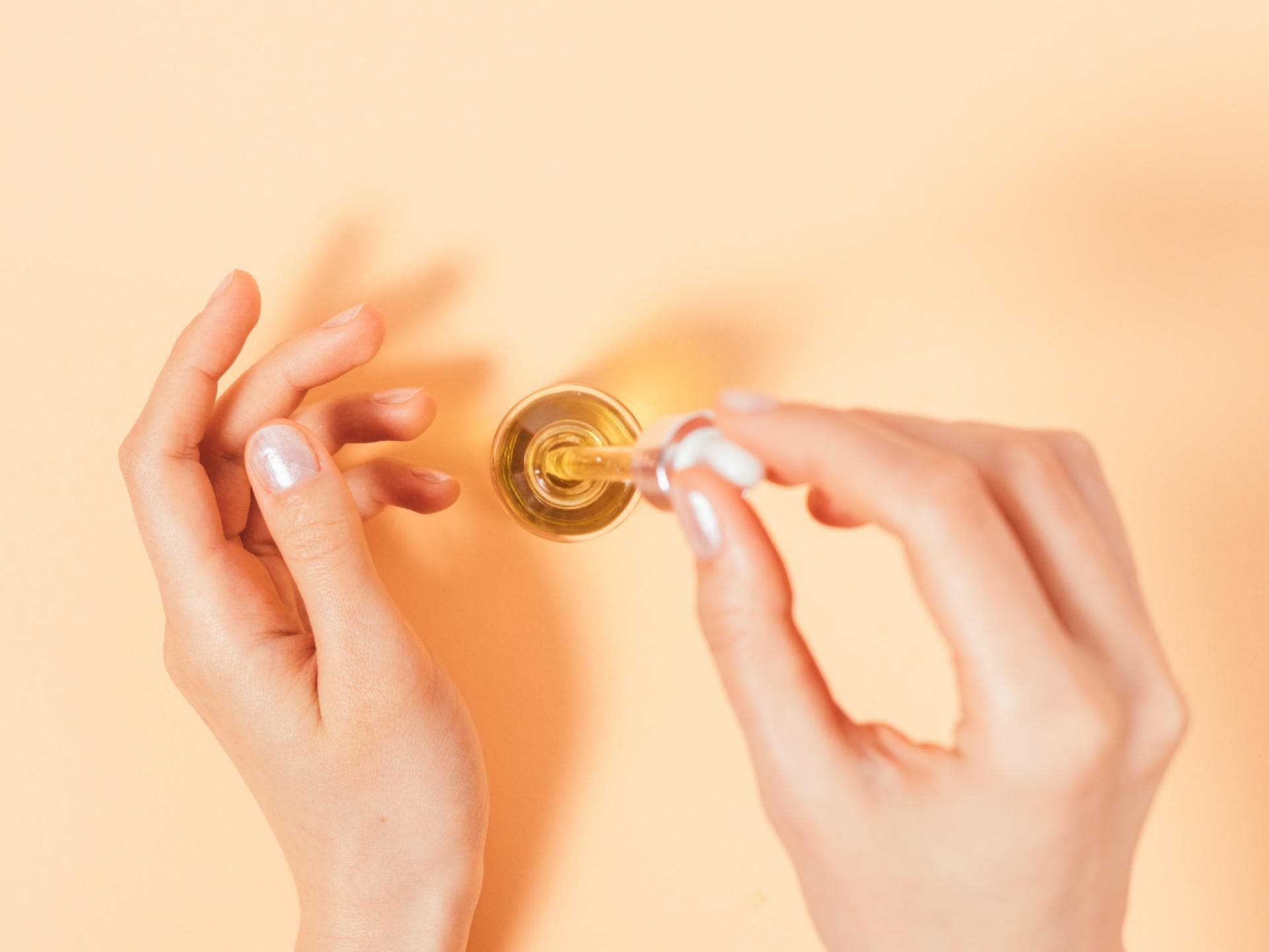 Nägel mit Nagelöl pflegen