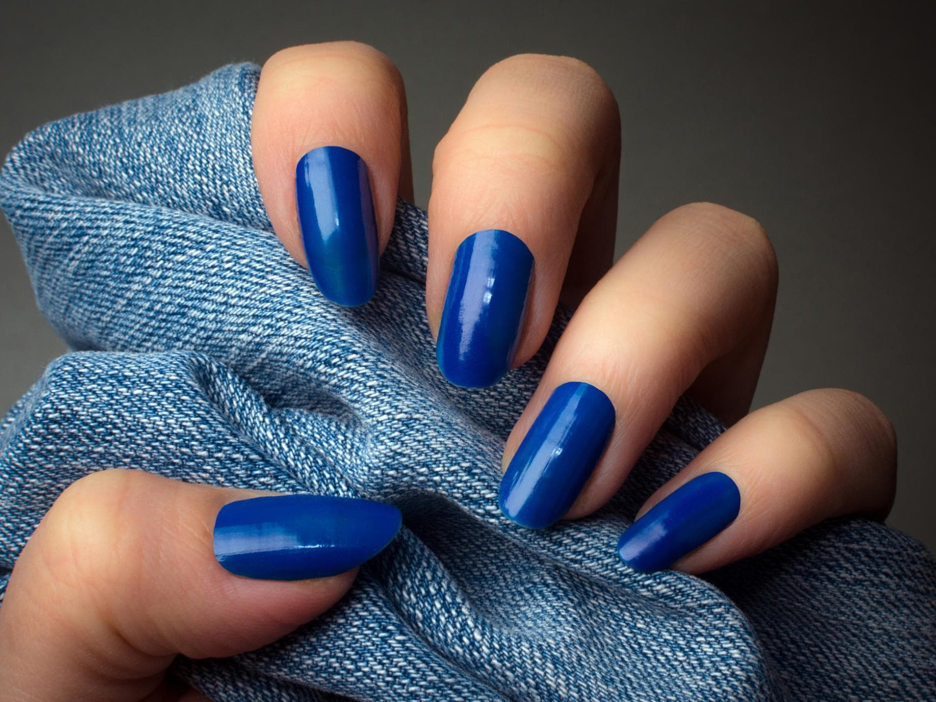 Blaue Nägel